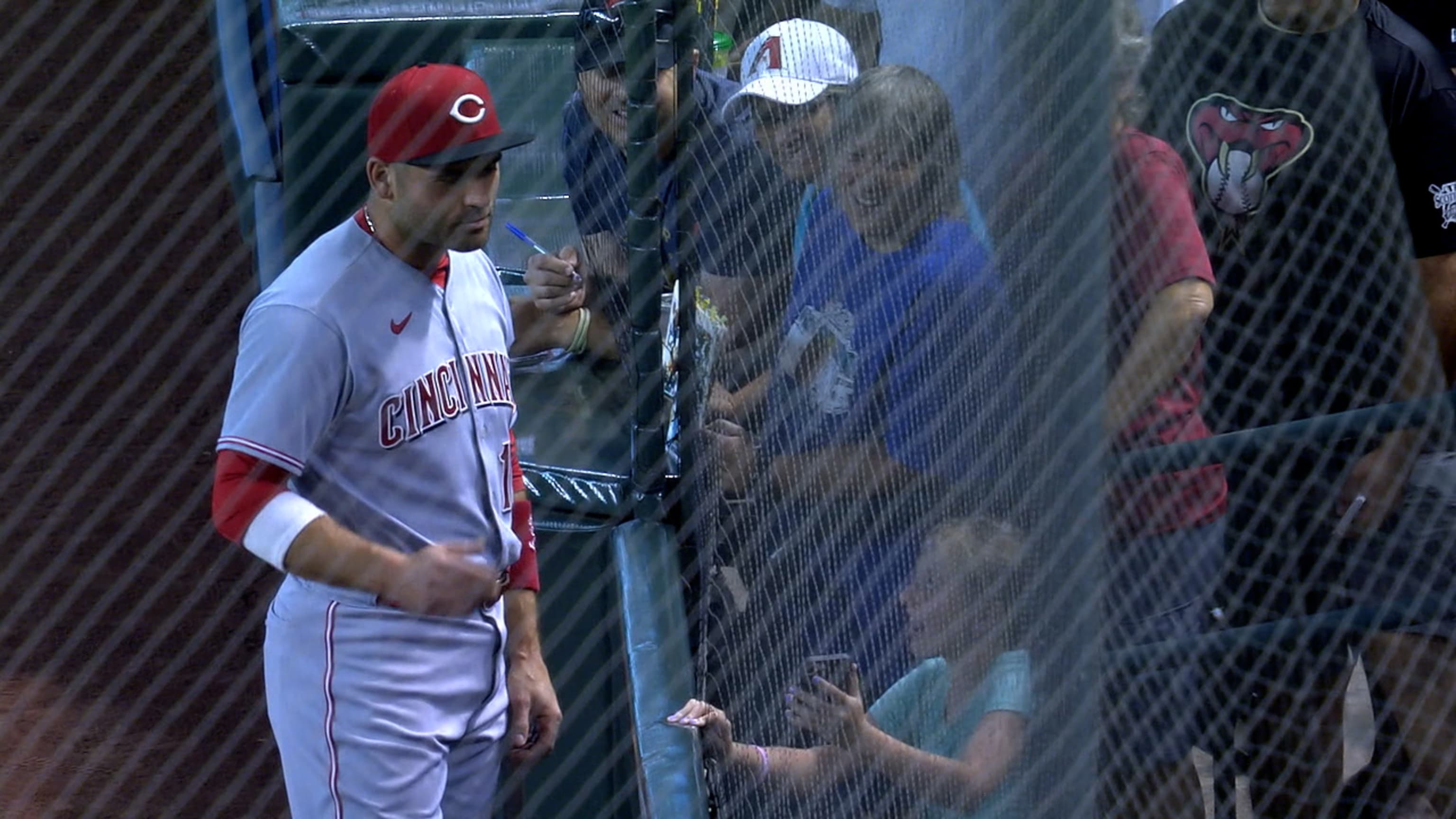 Joey Votto hace un TikTok con joven fan