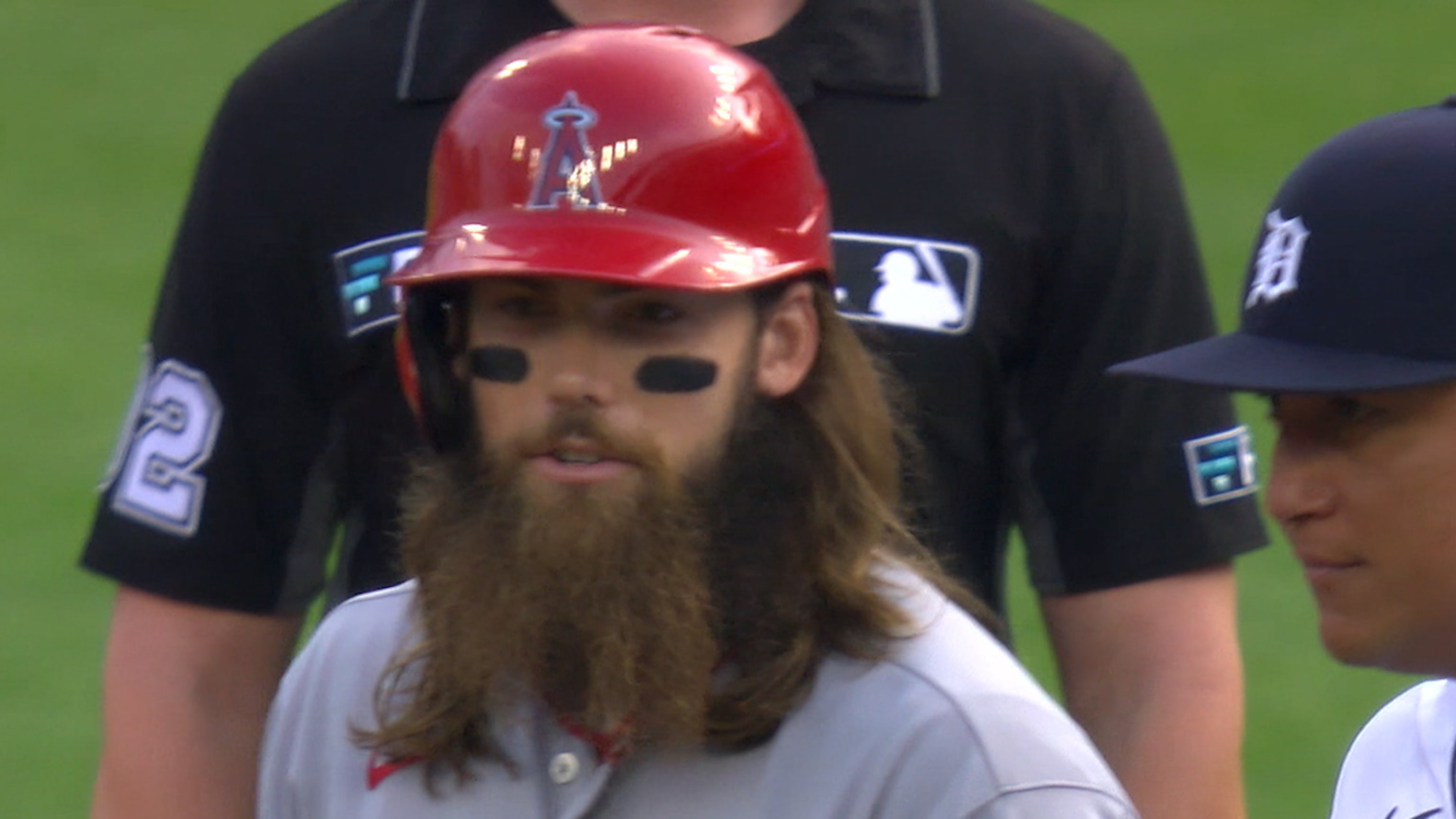 Miguel Cabrera steals Shohei Ohtani's batting gloves, image size:3072x1728