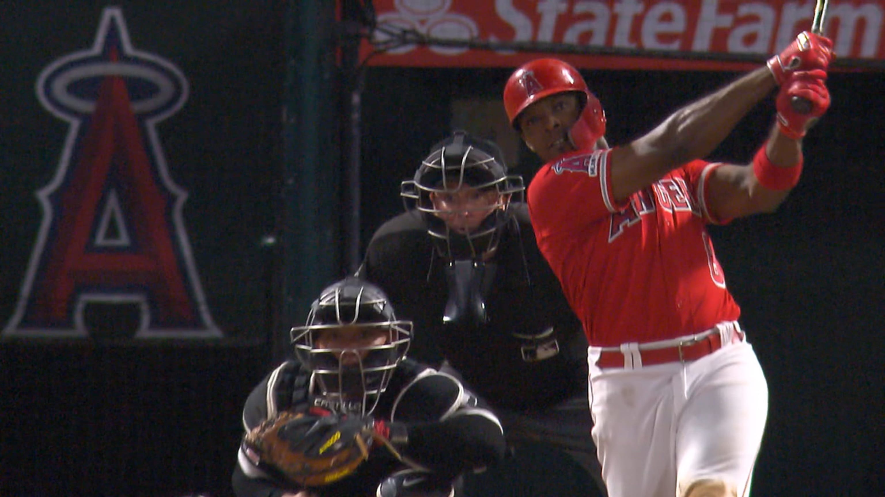 Upton's 3-run homer to center