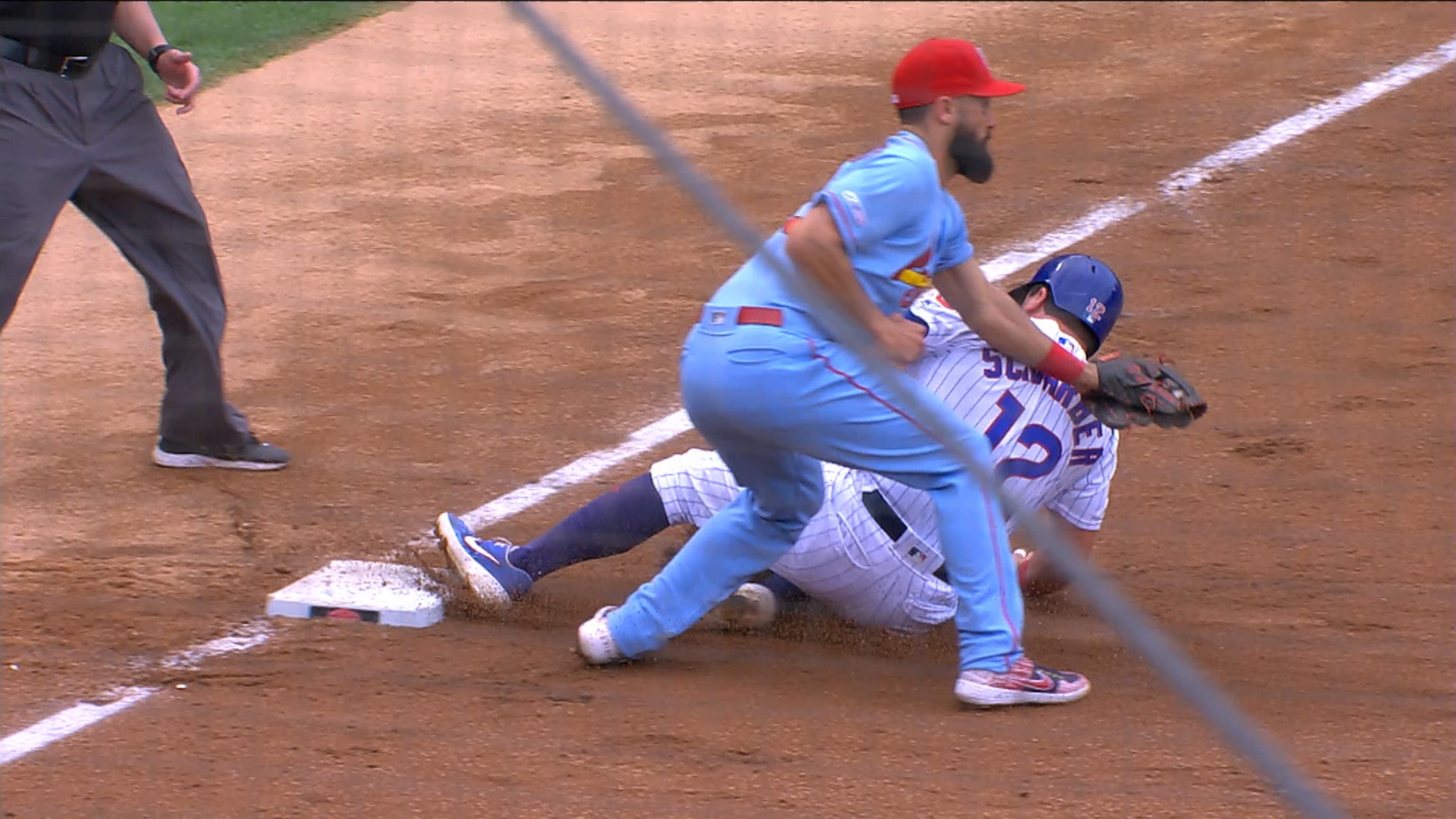 Molina atrapa a Schwarber 