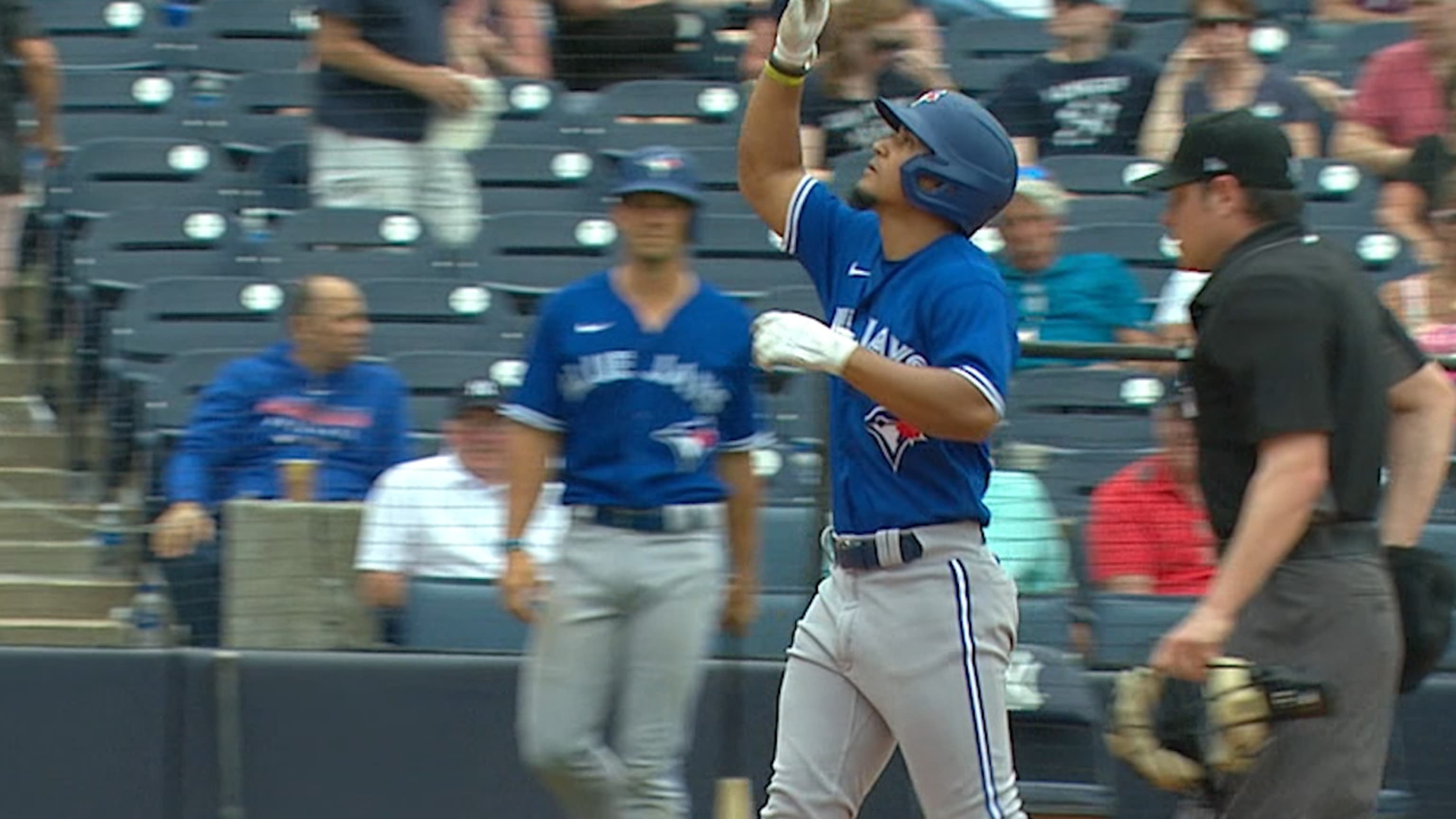 Espinal trae 2 con HR en el 9no