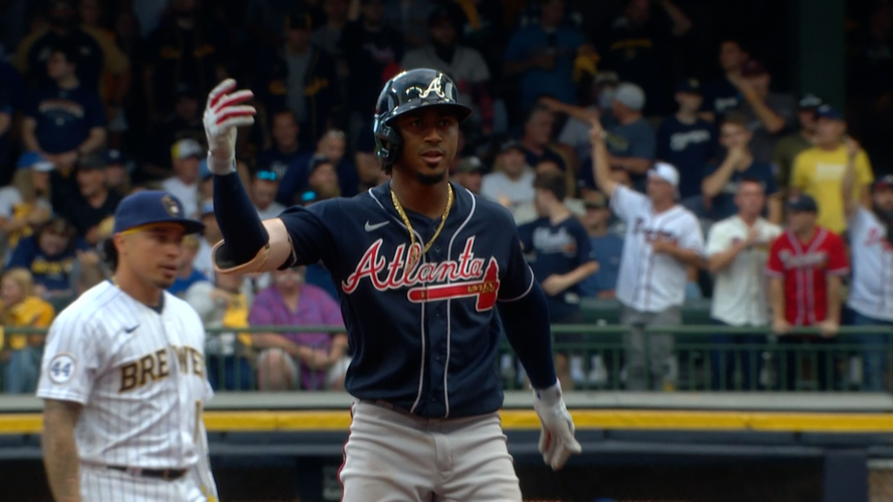 Ozzie Albies empuja con doble