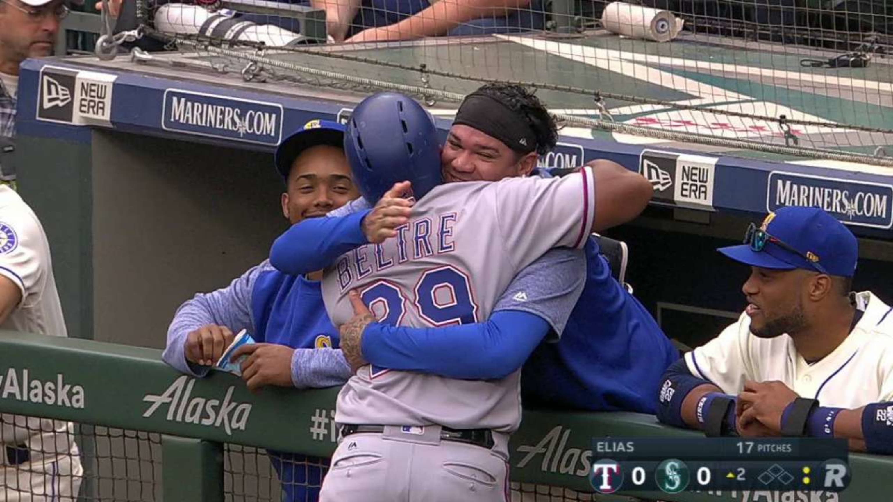 Beltré abraza a Hernández tras DP