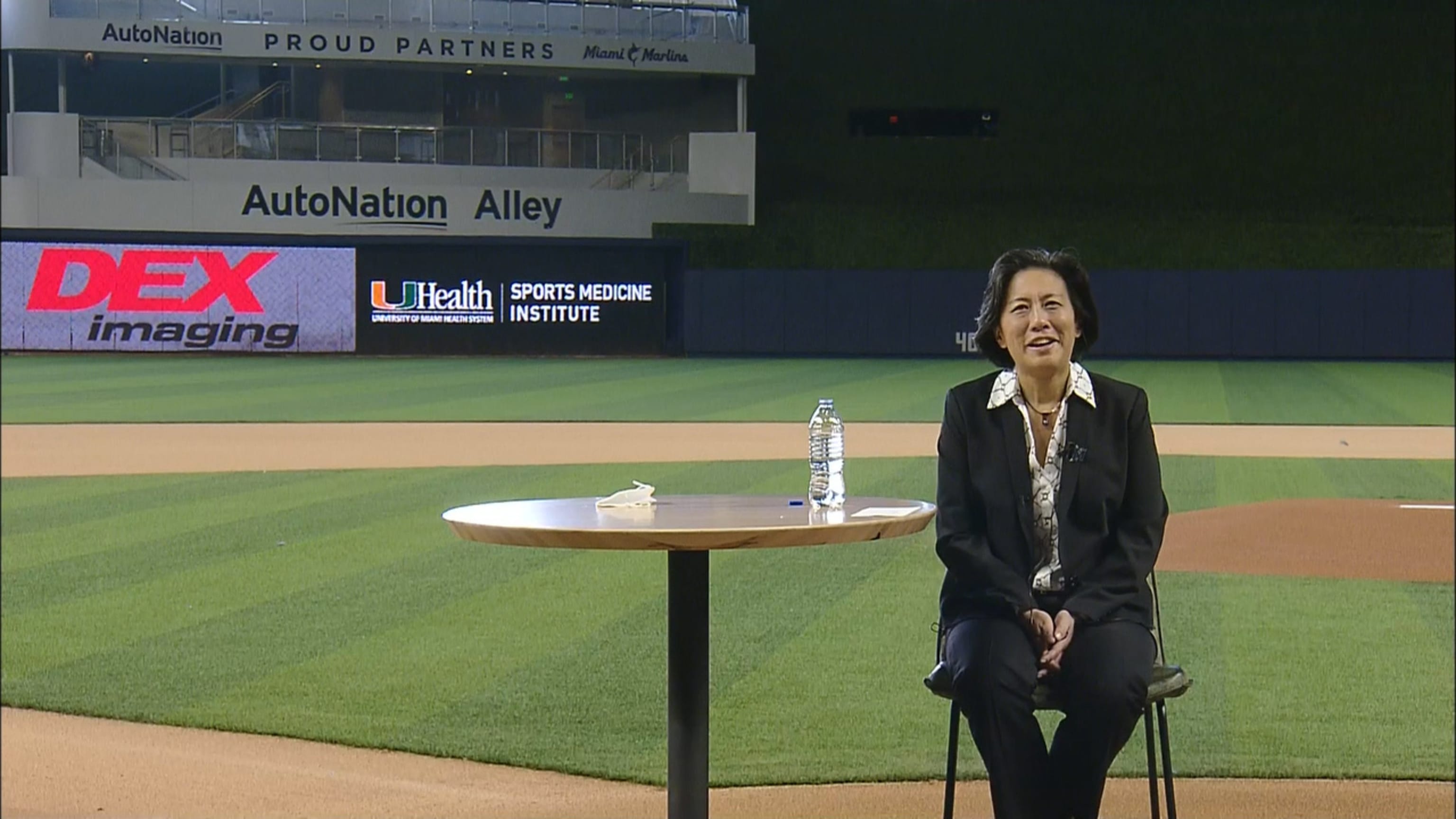 Marlins presentan a Kim Ng