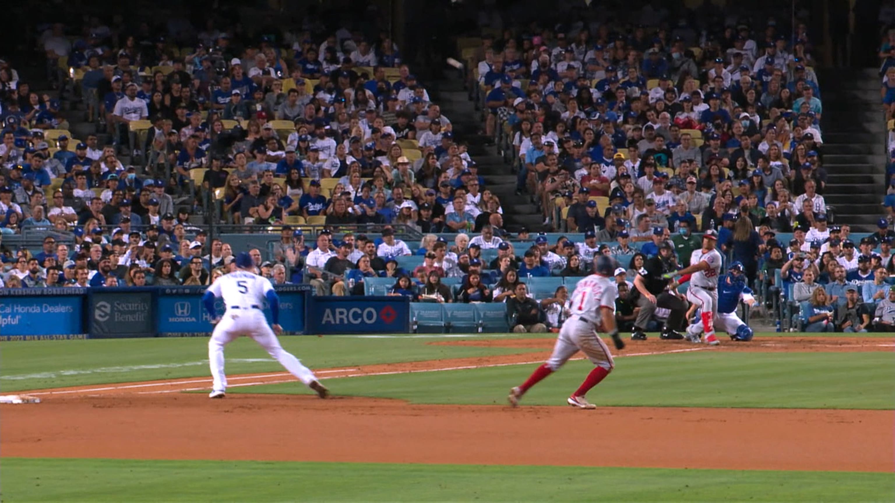 Juan Soto empuja 2 con triple 