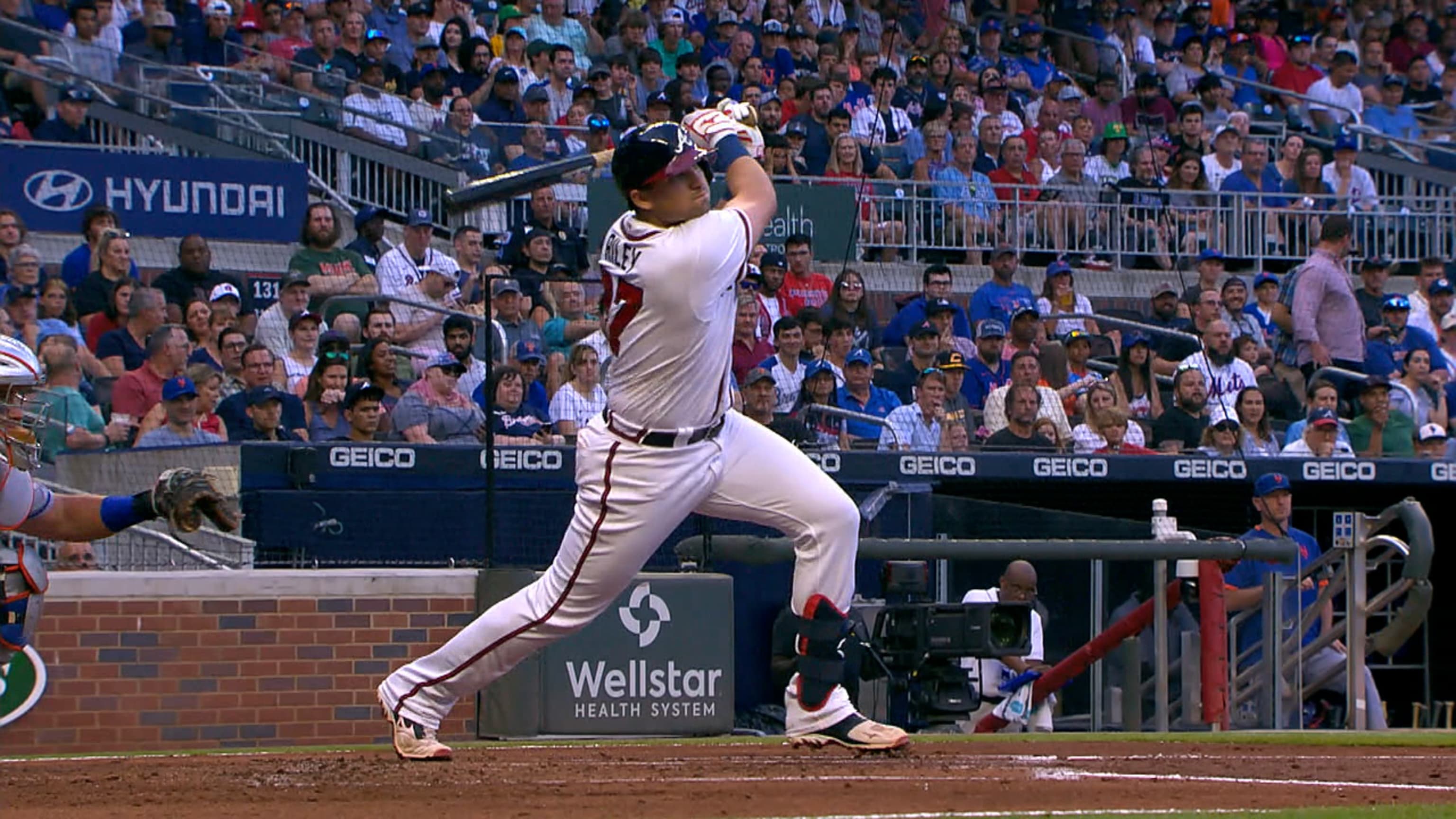 Riley suena HR de 2 rayas