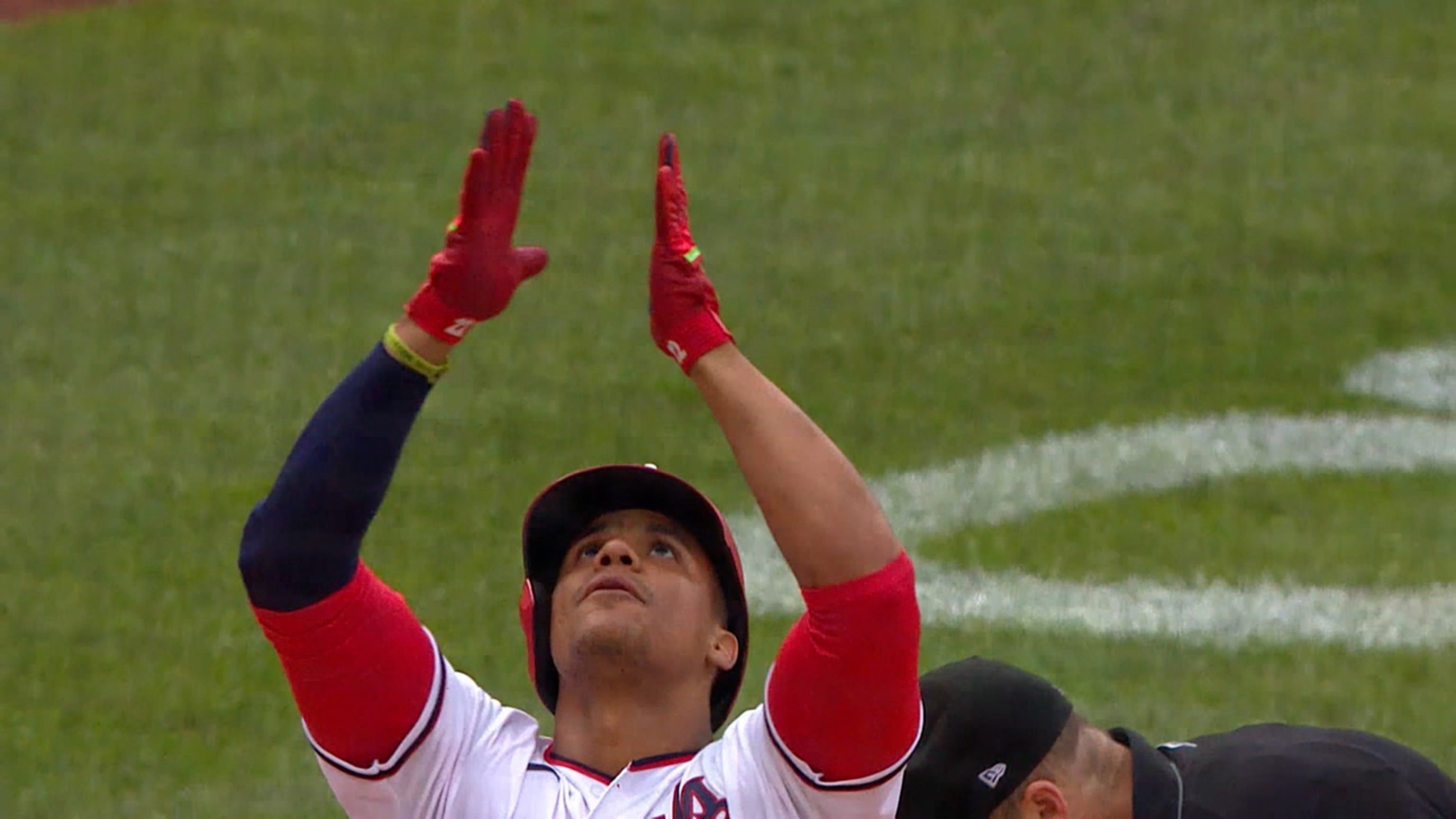 Escobar, Soto pegan HR en la 8va