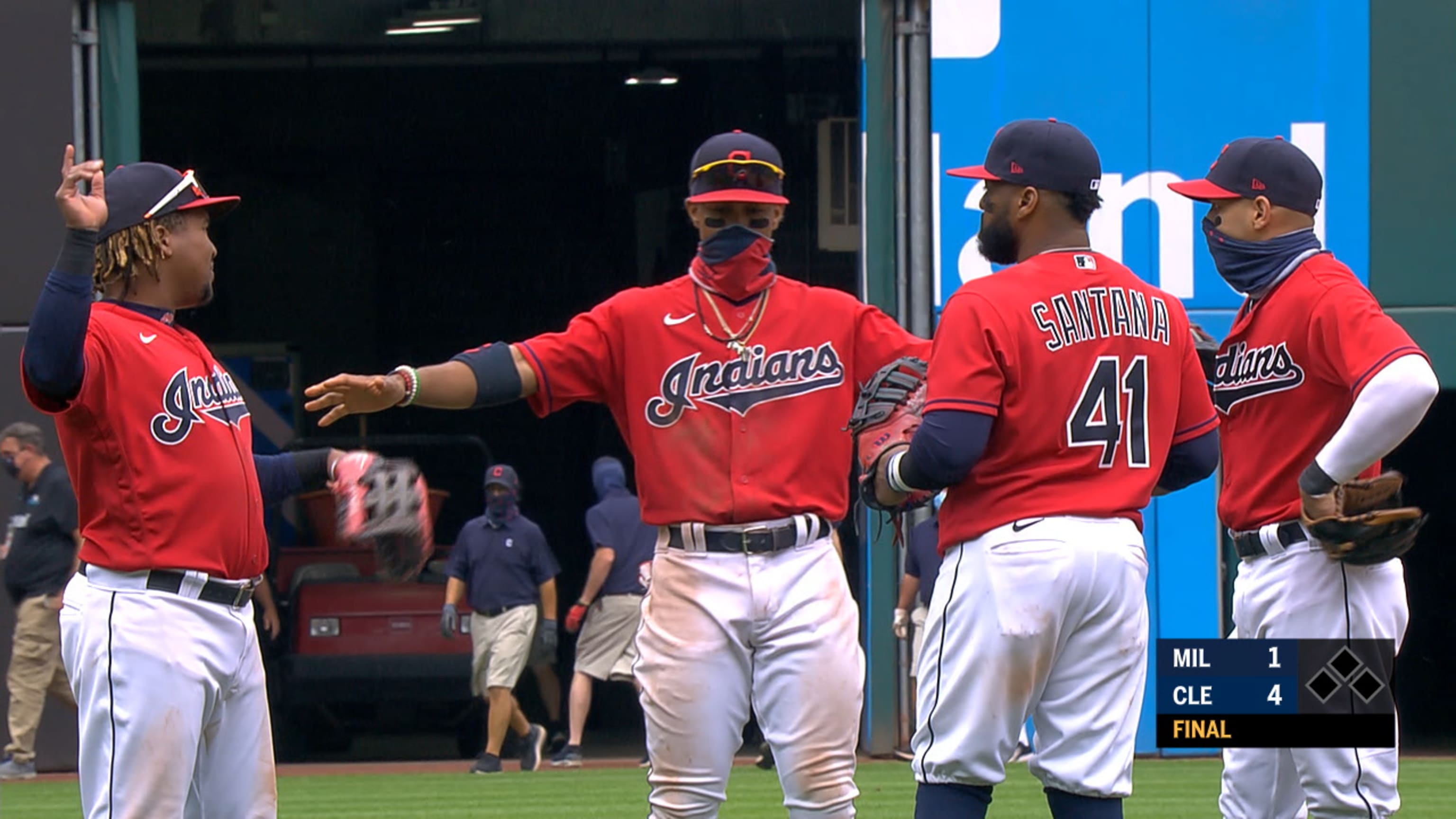 Francisco Lindor honored to wear 21 on Roberto Clemente Day