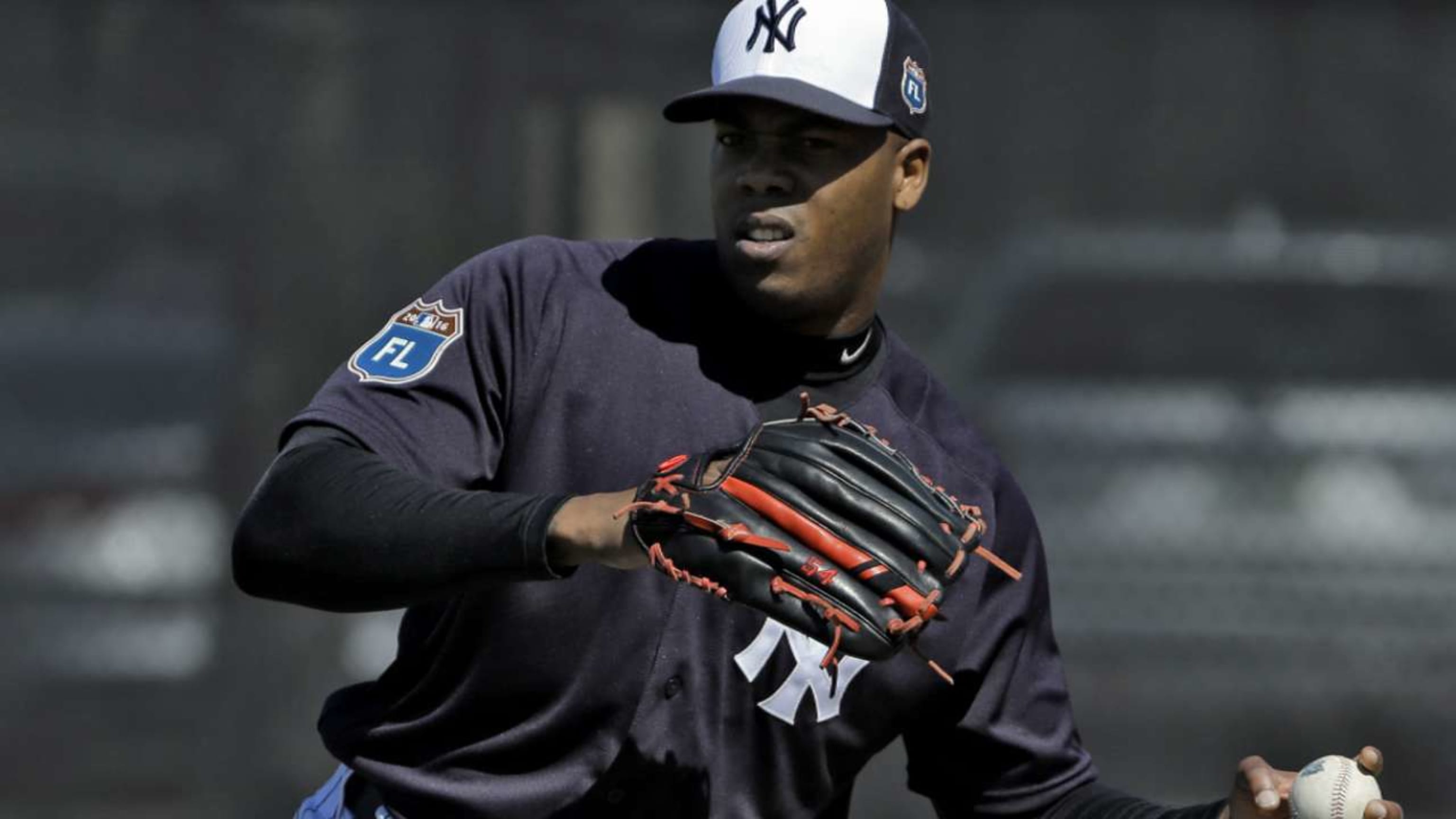 Aroldis Chapman shows off new muscles in boxing video