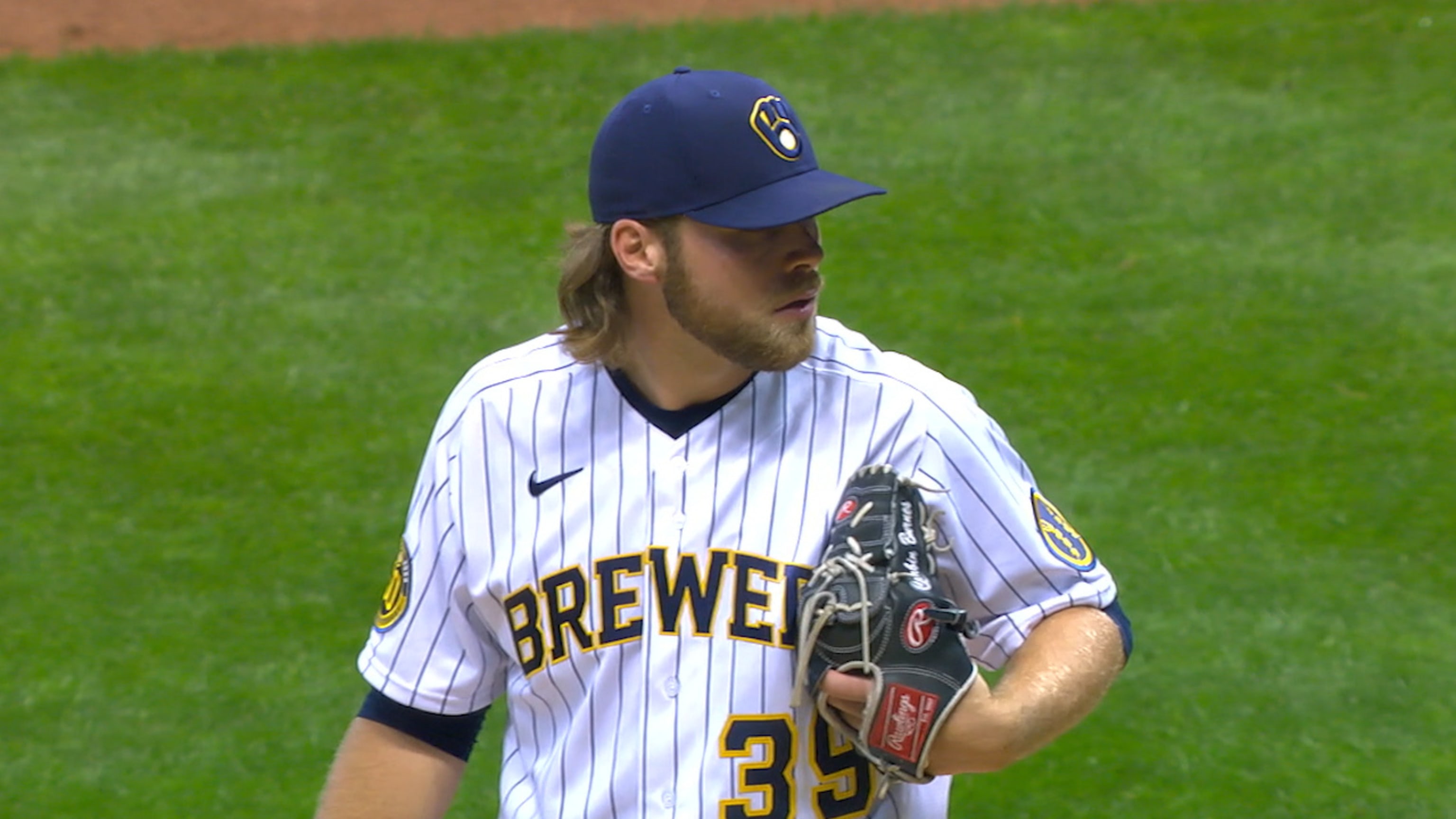 Corbin Burnes propina 10 ponches