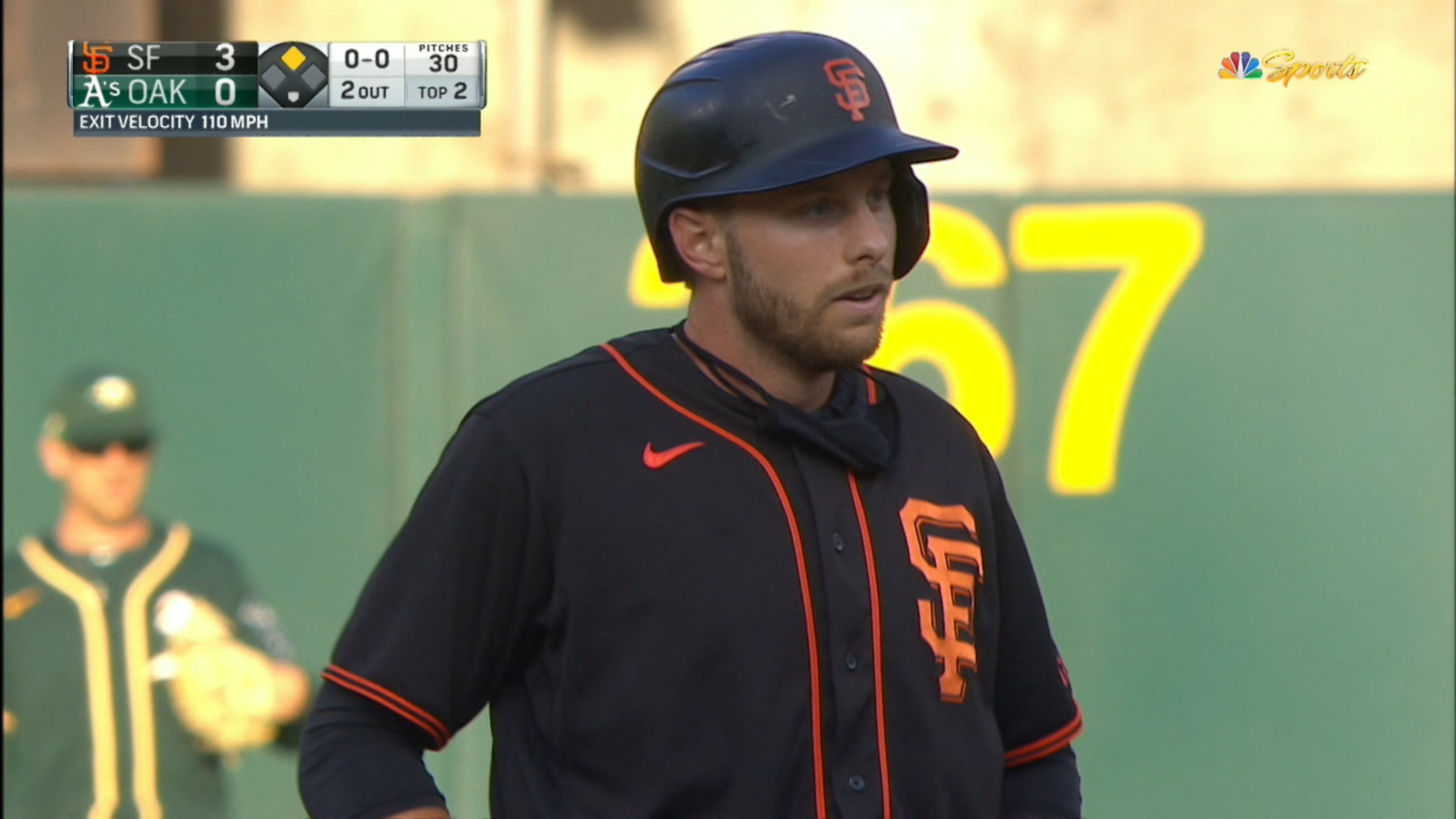 Austin Slater limpia las bases