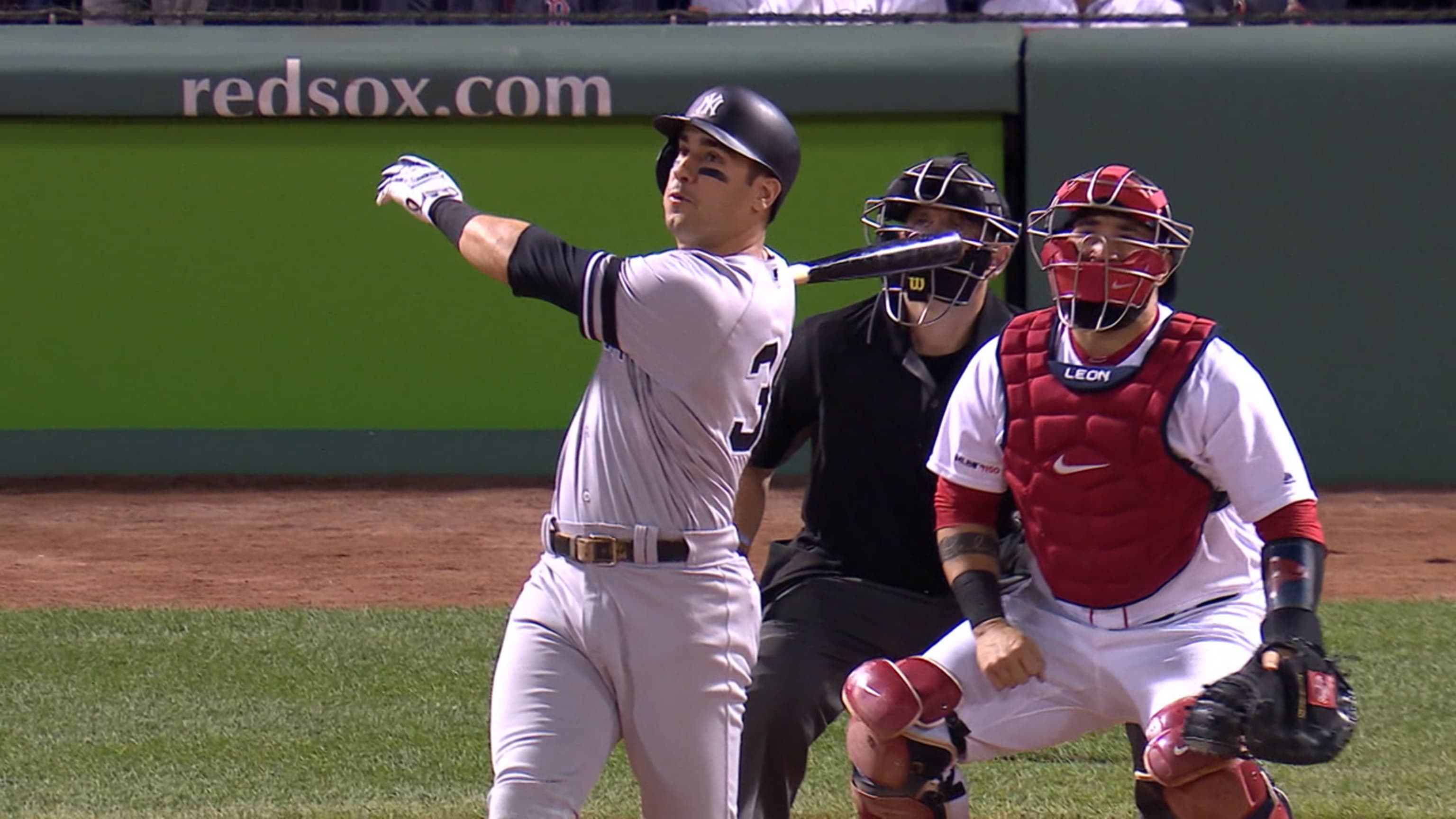 Tauchman's 2-run homer to right