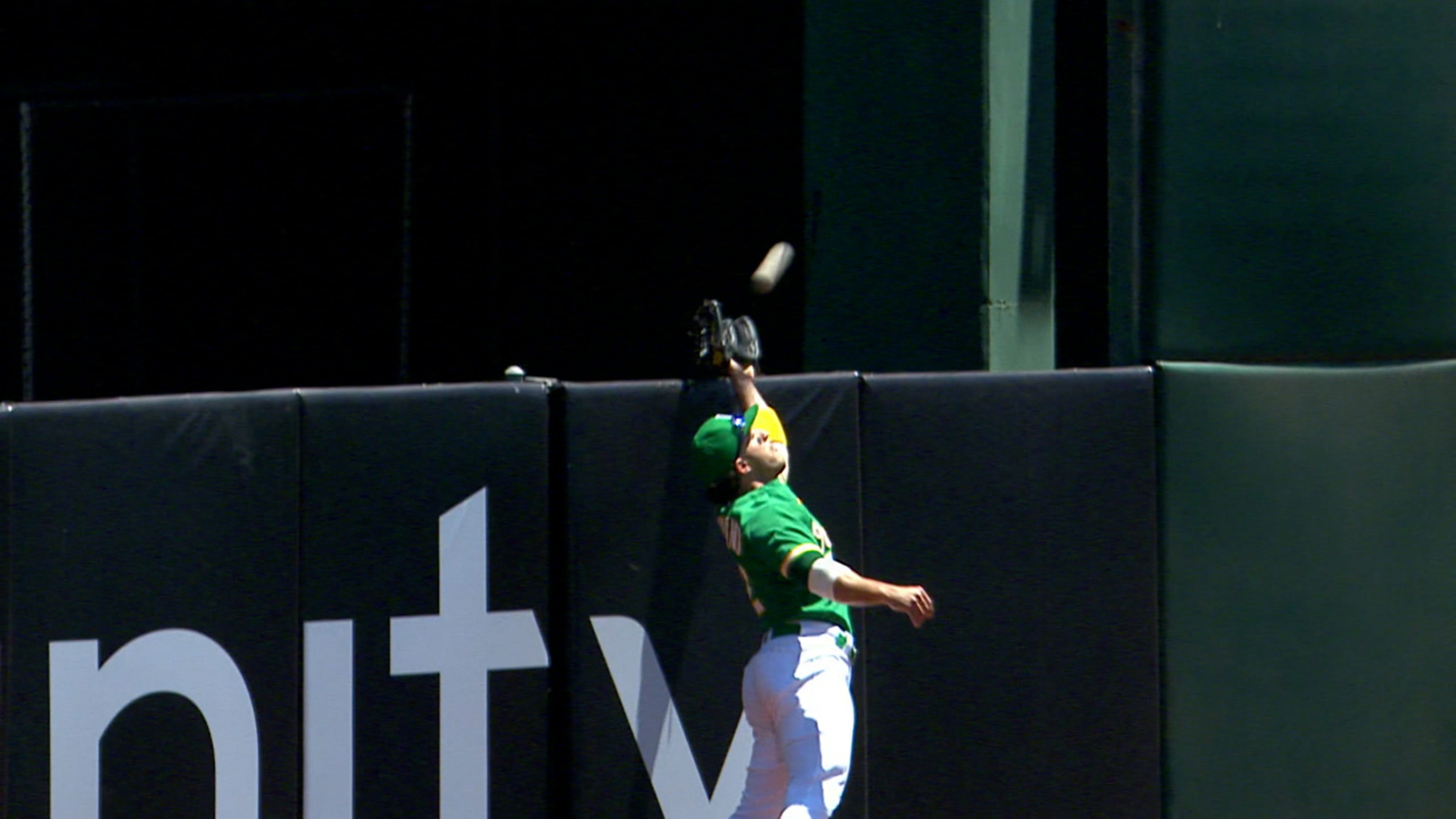 Laureano salta para capturar