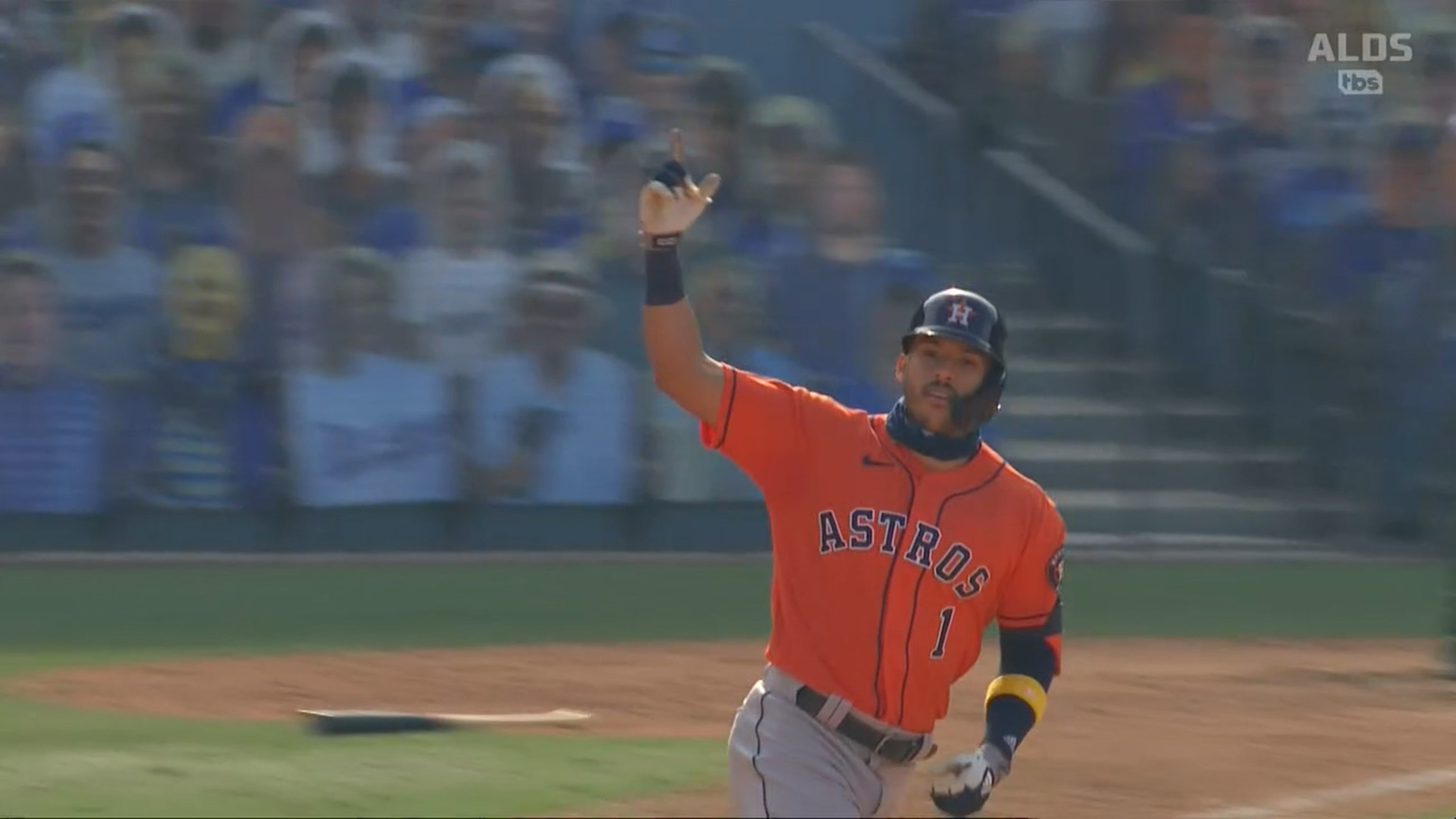 Correa conecta su 2do HR
