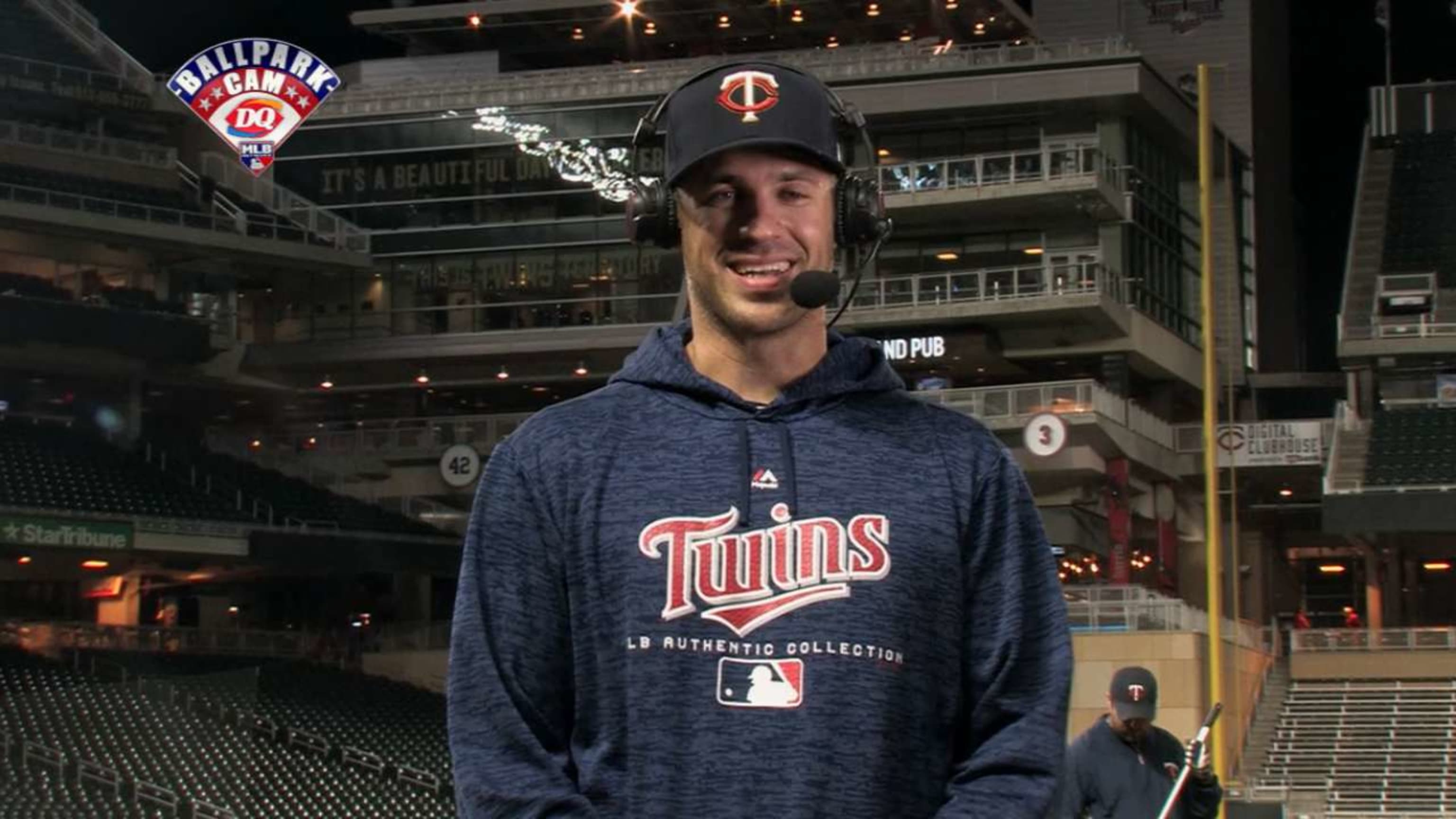 Mauer becomes 3rd player to collect 2,000 hits with Twins