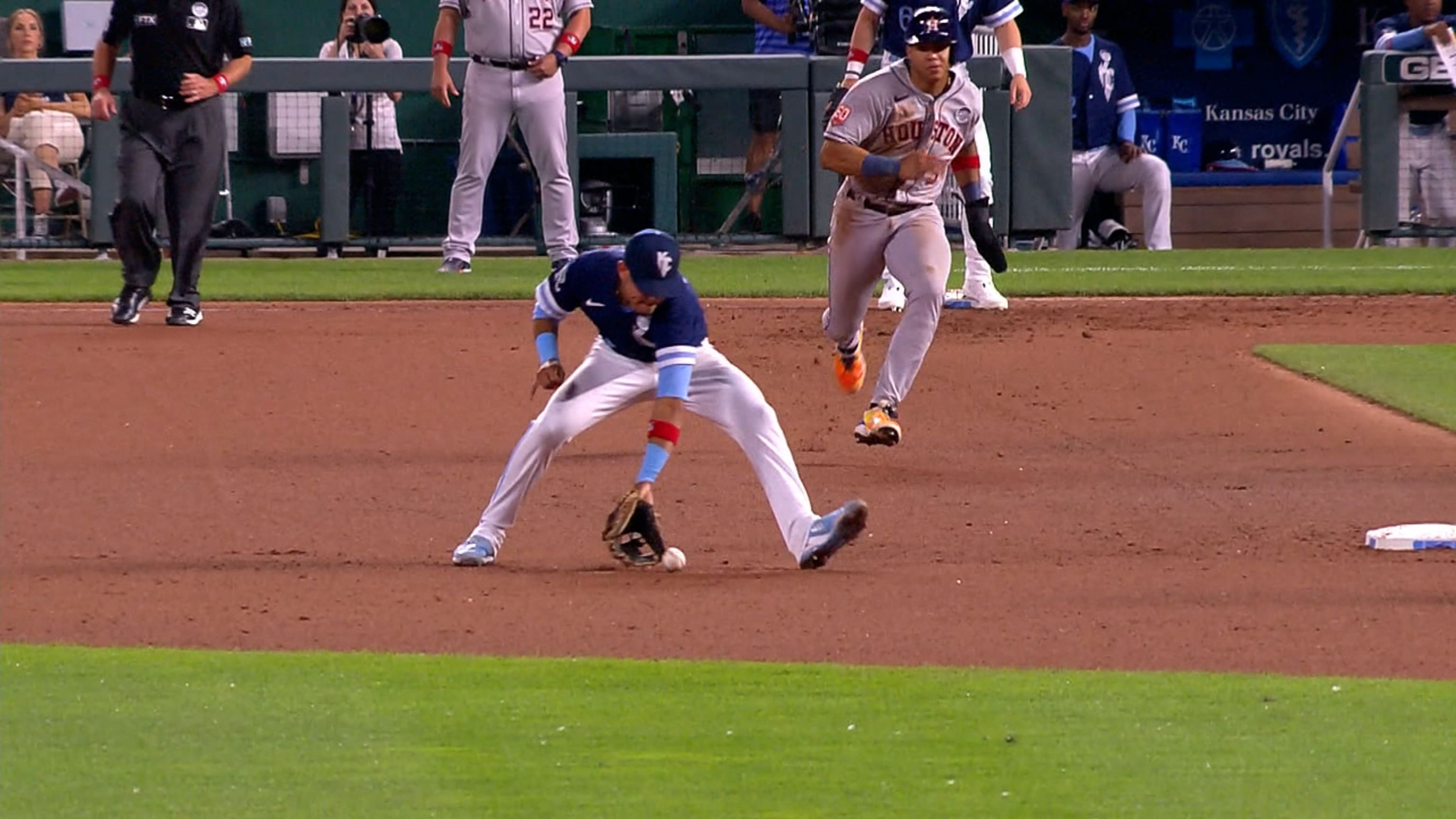 WATCH: Royals' Bobby Witt Jr. hits first career MLB home run at Kauffman  Stadium 