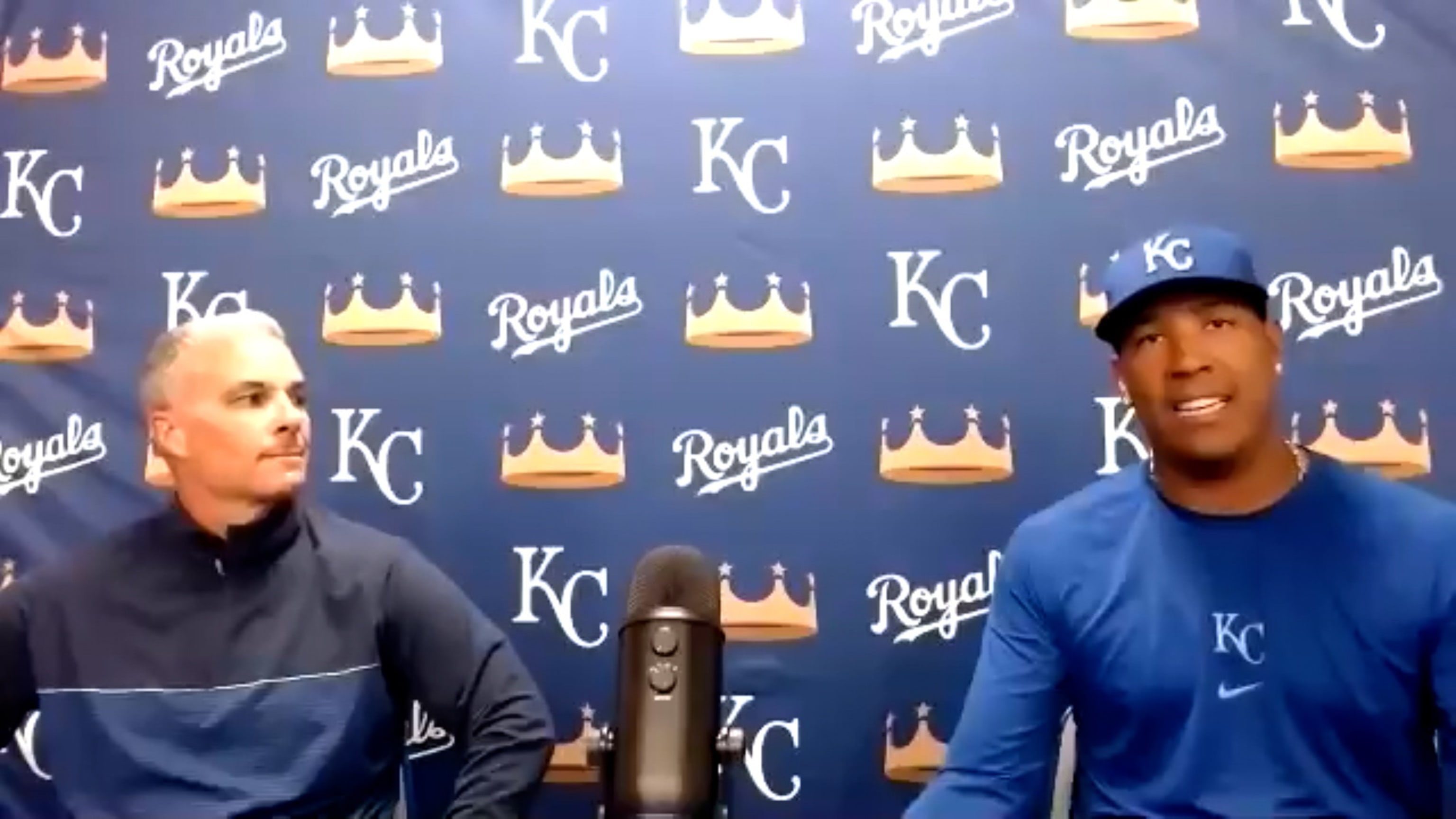 Salvador Perez signs extension