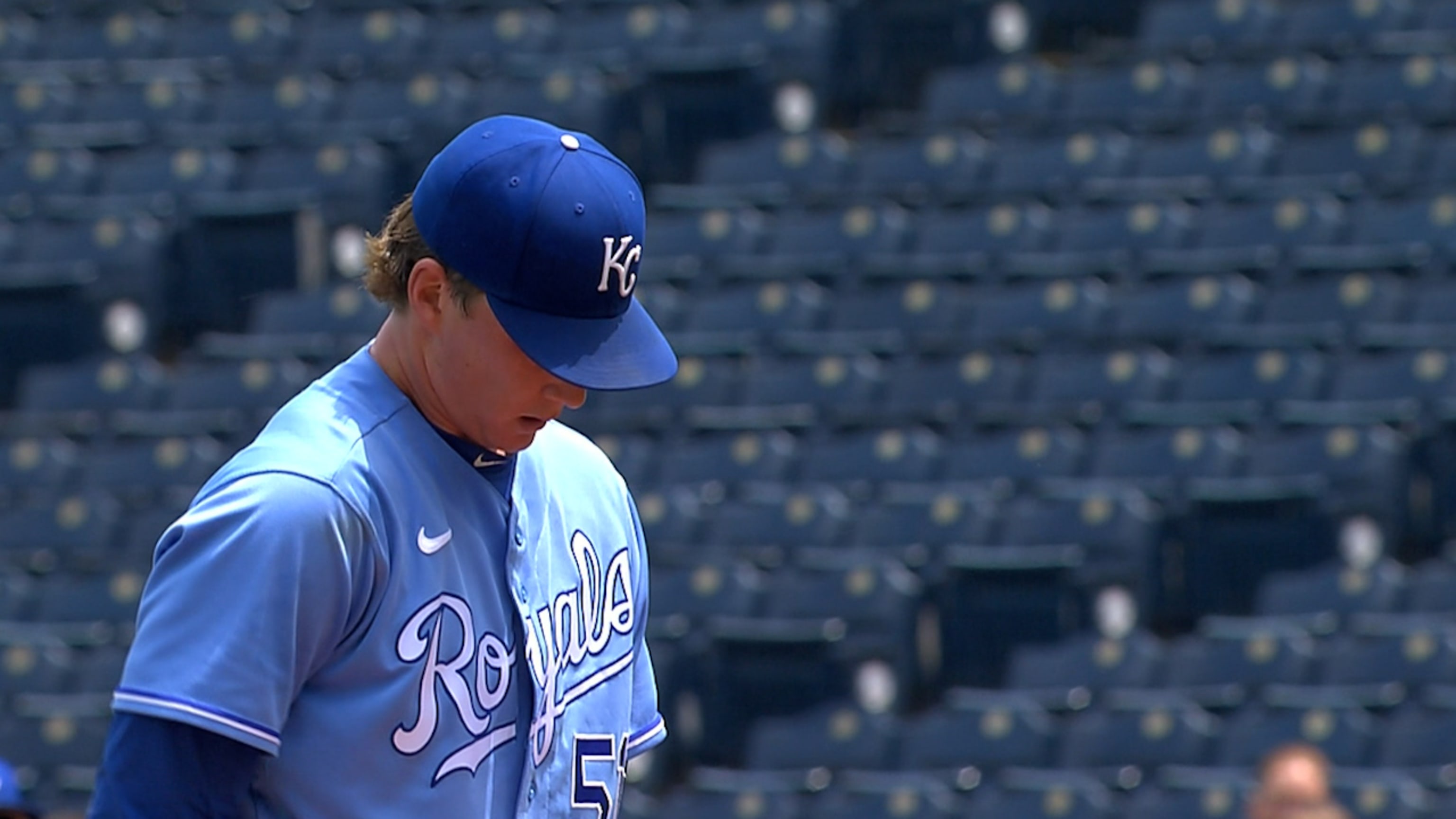 Brady Singer exits Royals start with right shoulder injury