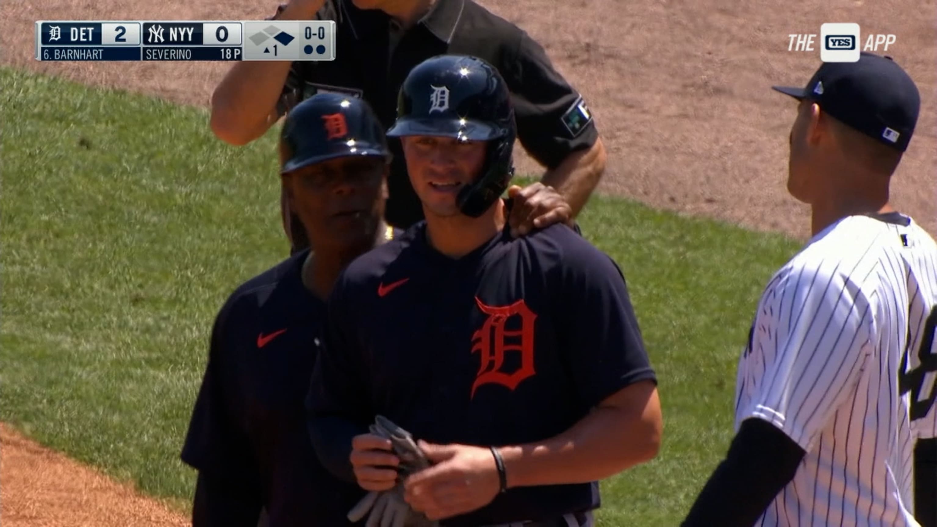 Miguel Cabrera gives Spencer Torkelson first-base glove, image size:3072x1728
