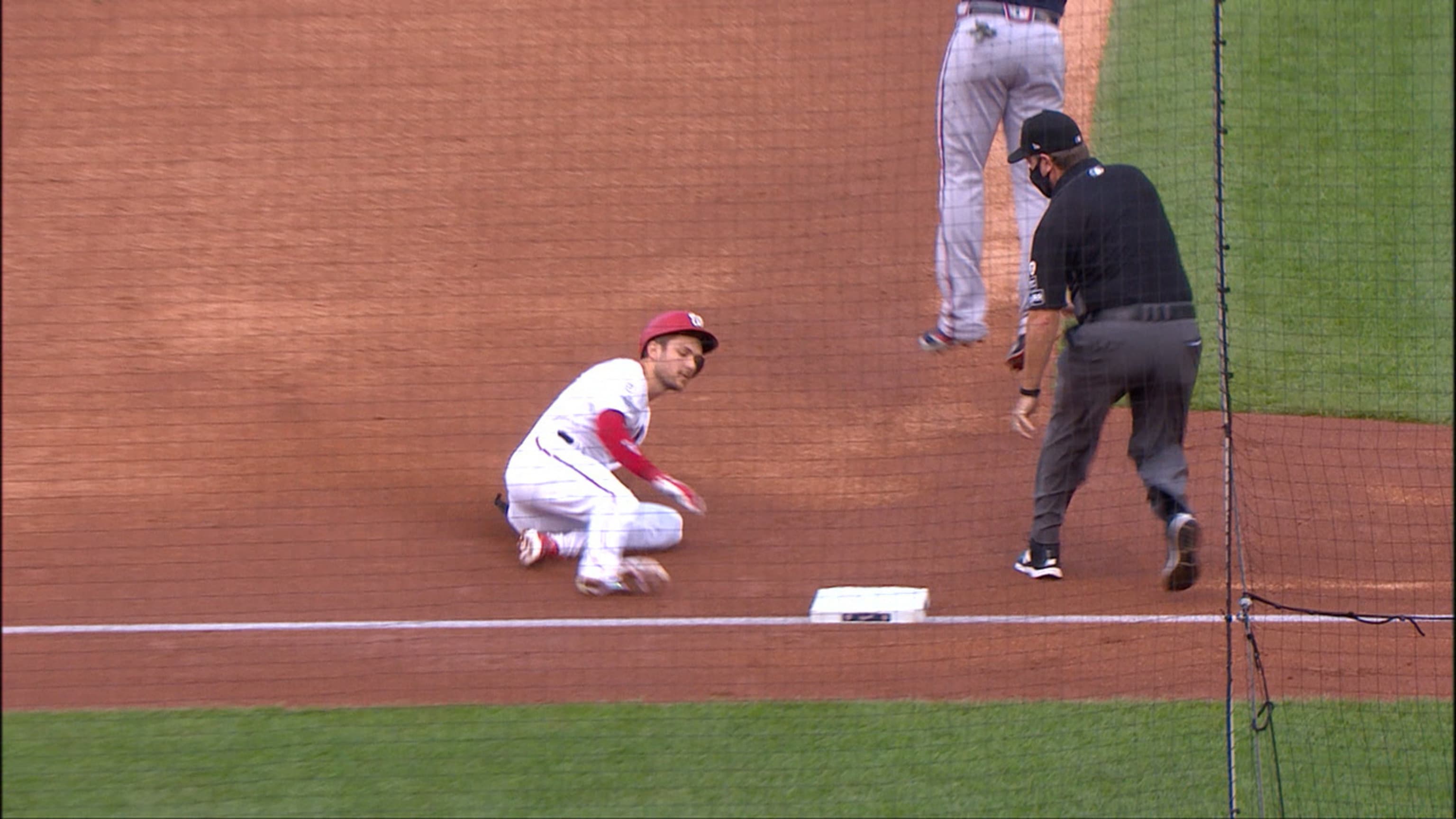 Trea Tuner empuja con triple