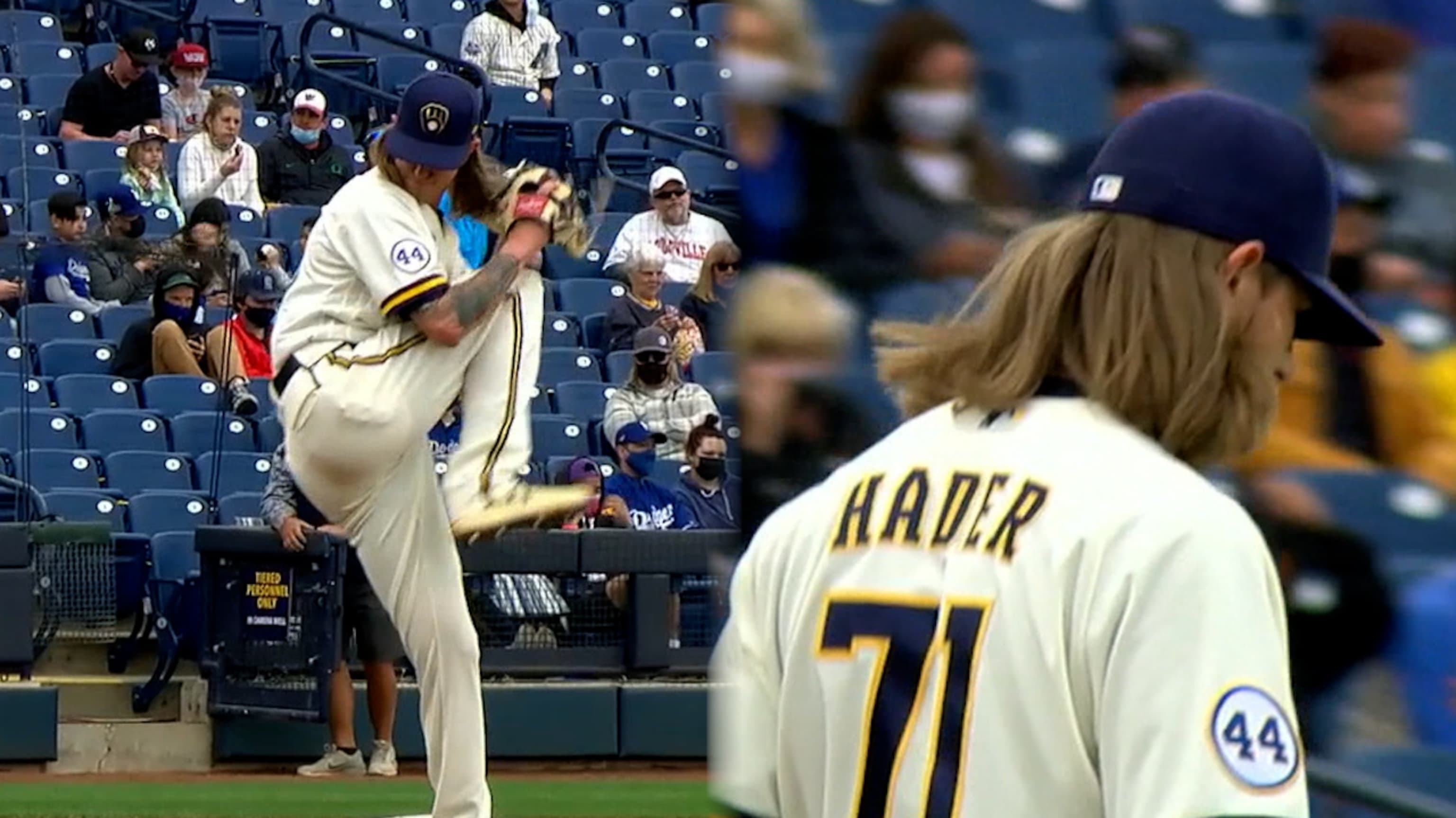 Josh Hader consigue par de ponches