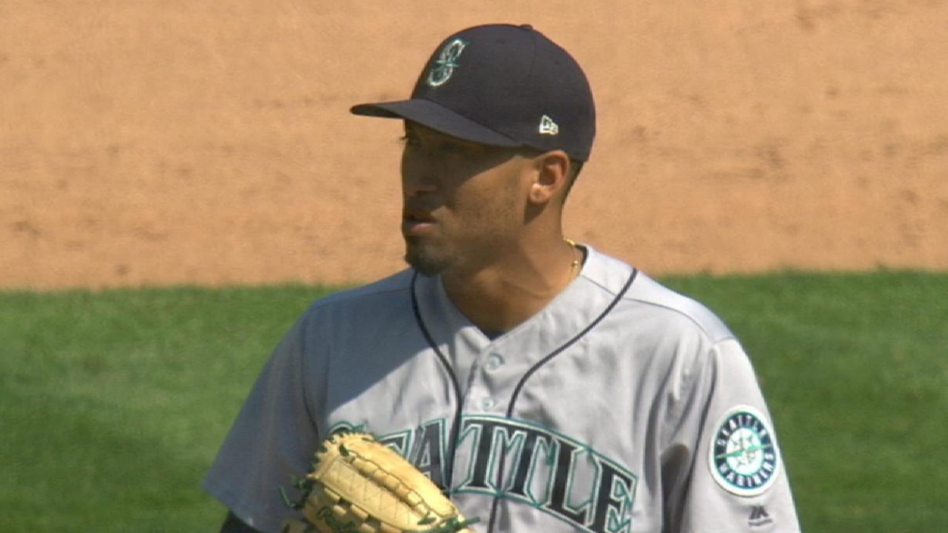 Mariners closer Edwin Diaz puts family and community first