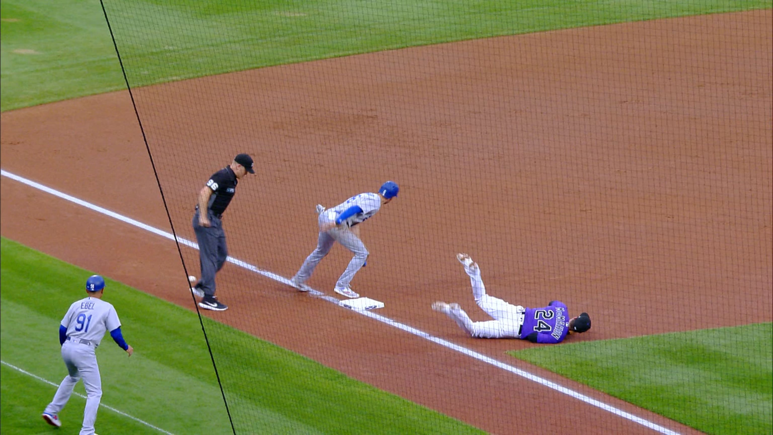 Trea Turner se roba la 3B y anota