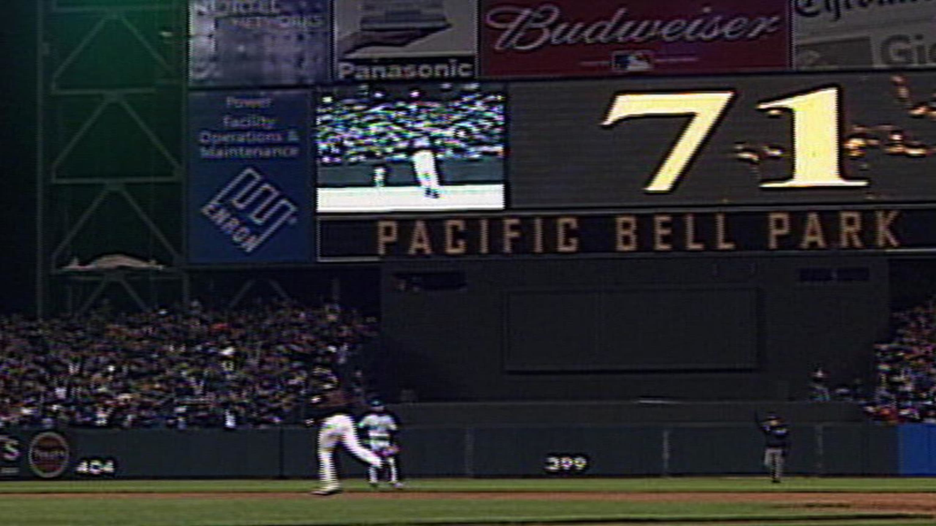 Bonds pega su vuelacercas No. 71