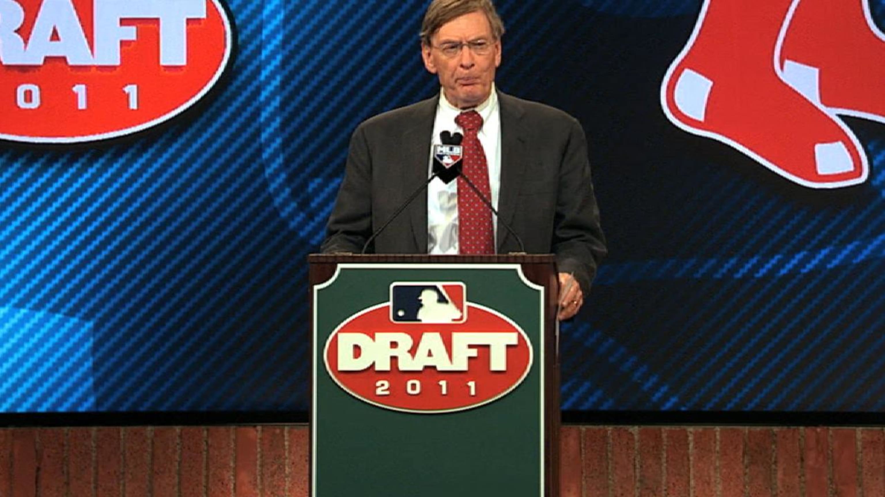 Red Sox draft RHP Barnes No. 19