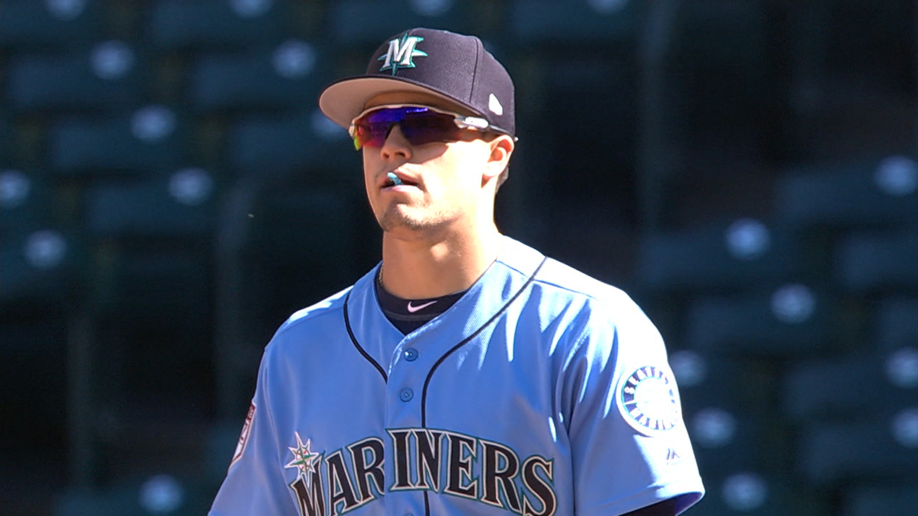 Mariners extend Evan White
