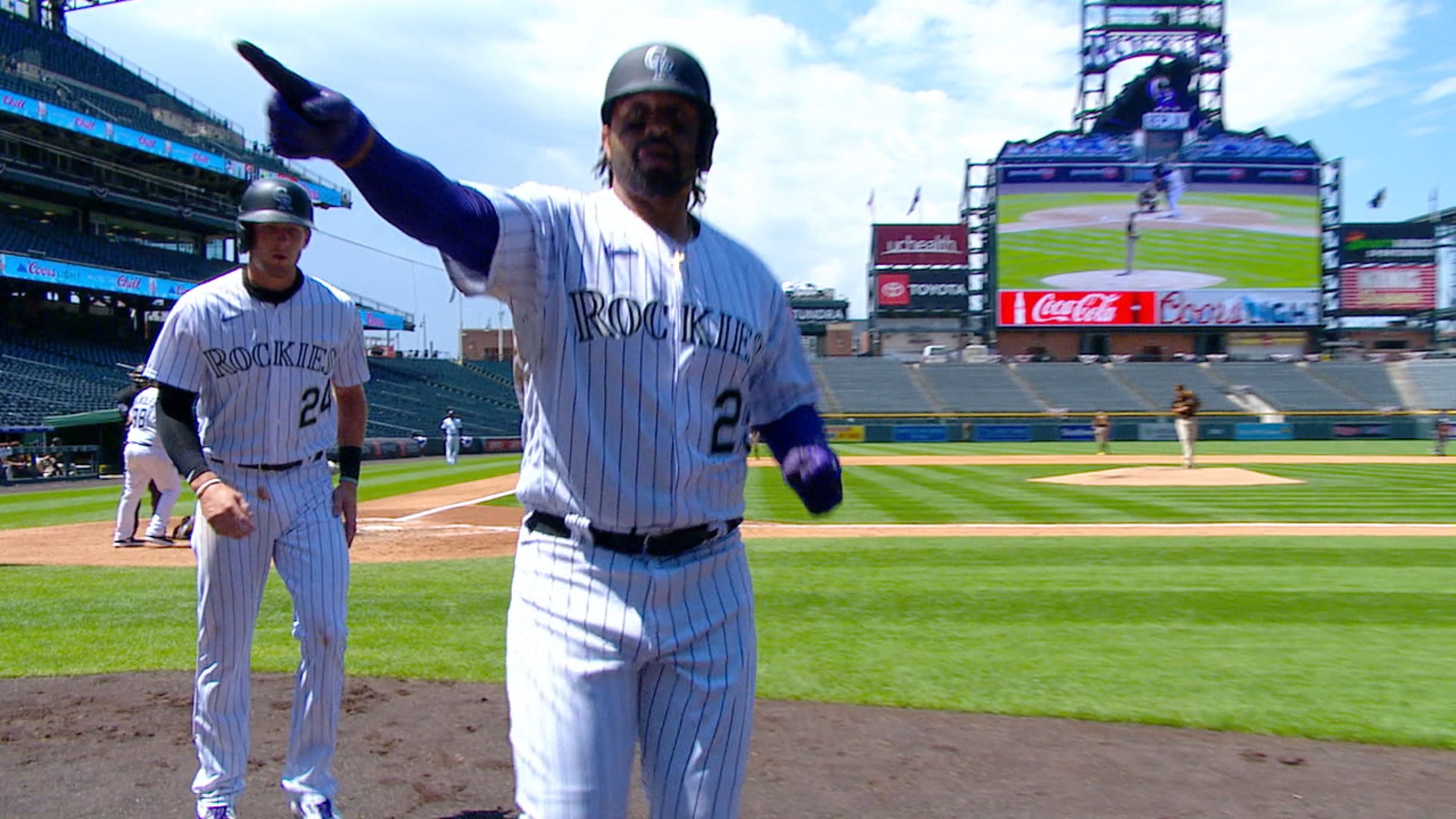 Kemp produce dos con HR
