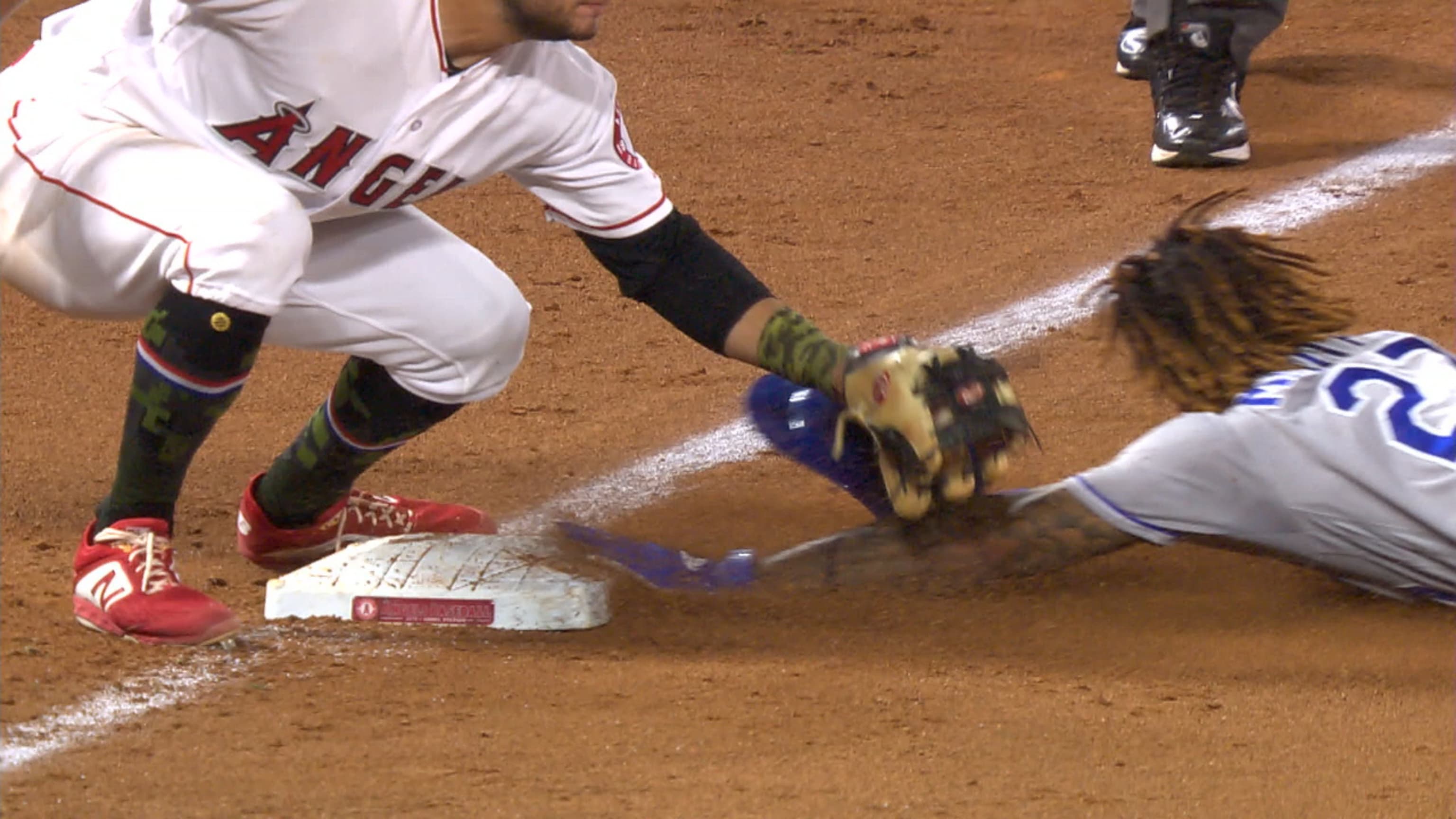 Mondesí roba tercera base