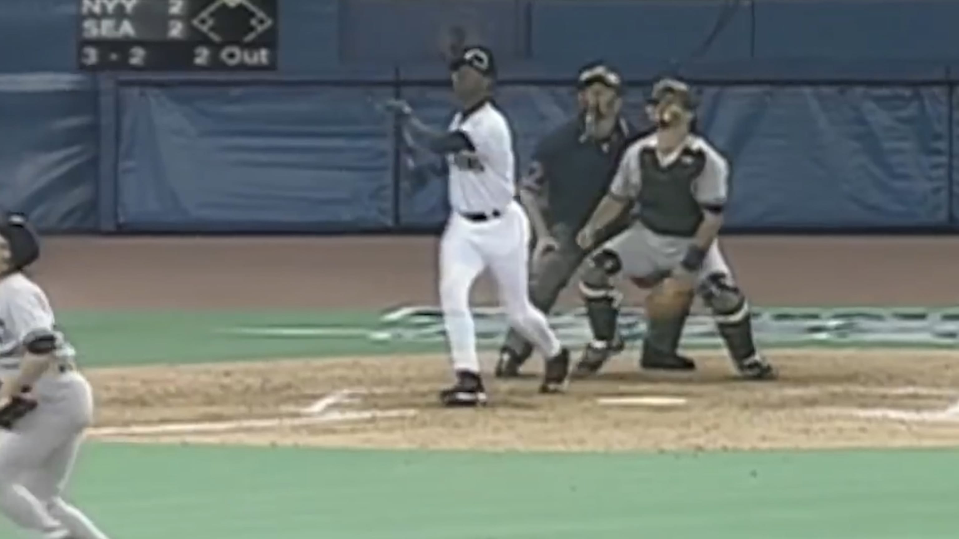 Griffey pega dos jonrones