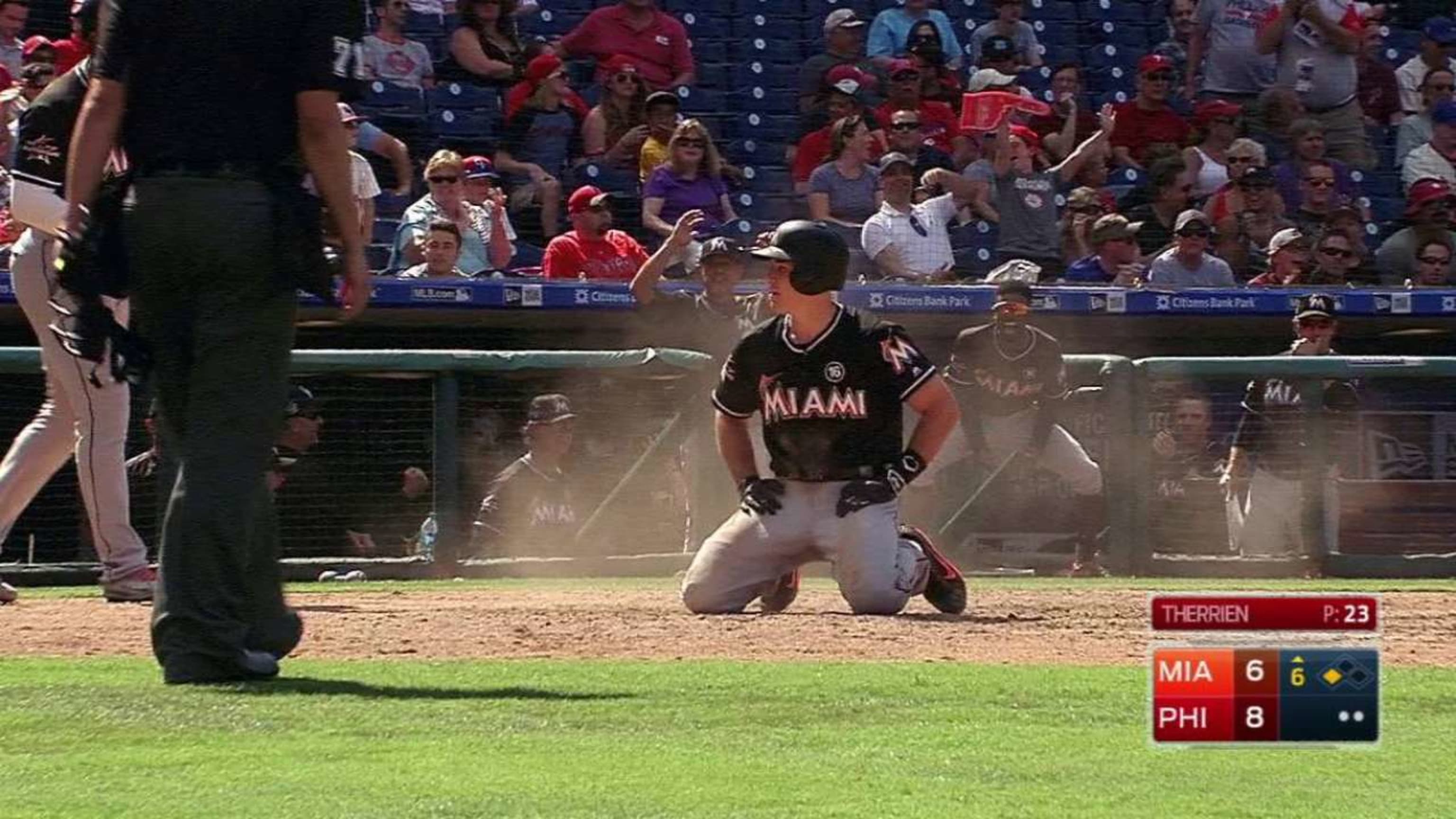 Phils' Realmuto 1st postseason inside-the-park HR by catcher – KGET 17