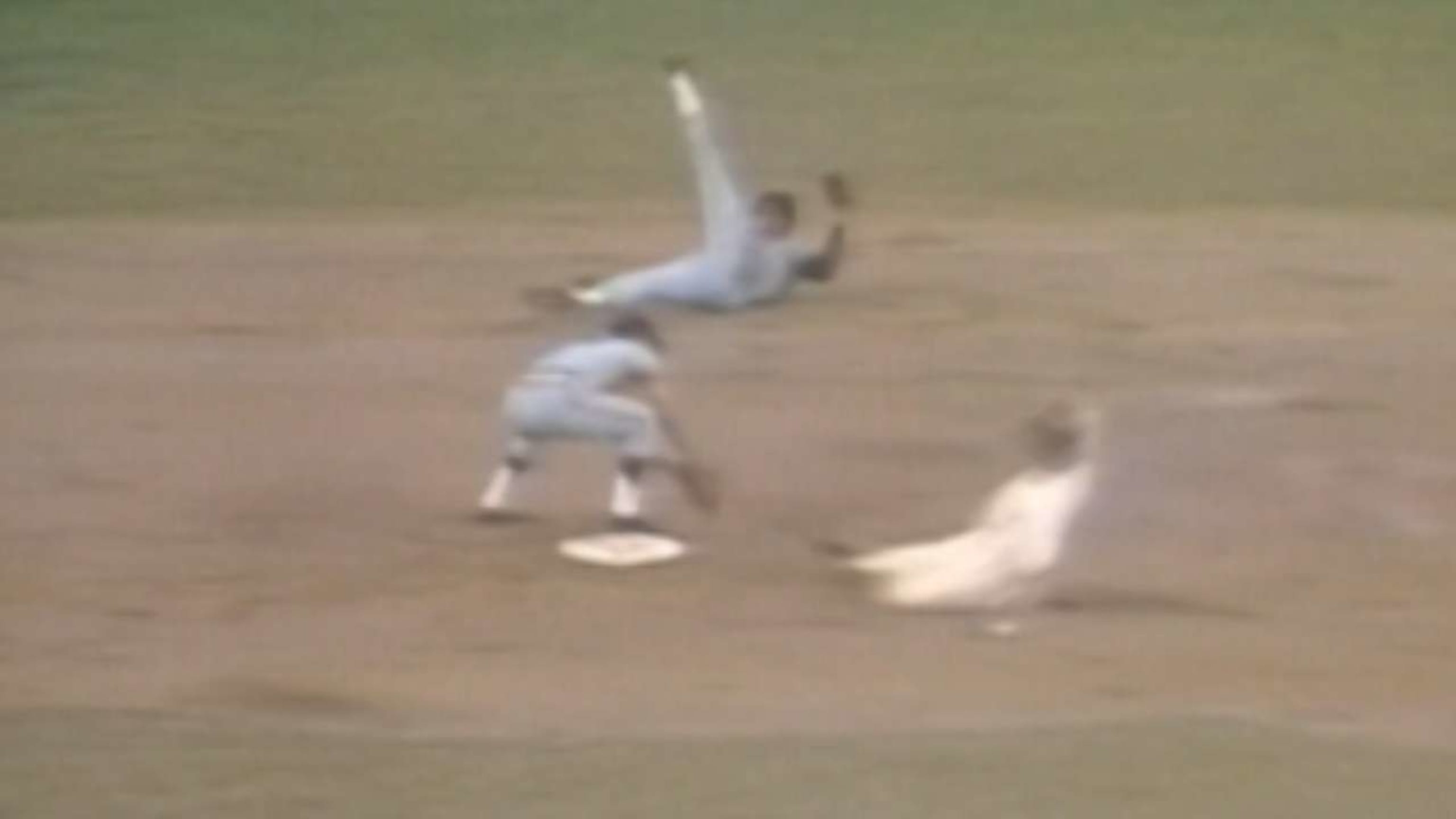 Carew logra el out en la 2B