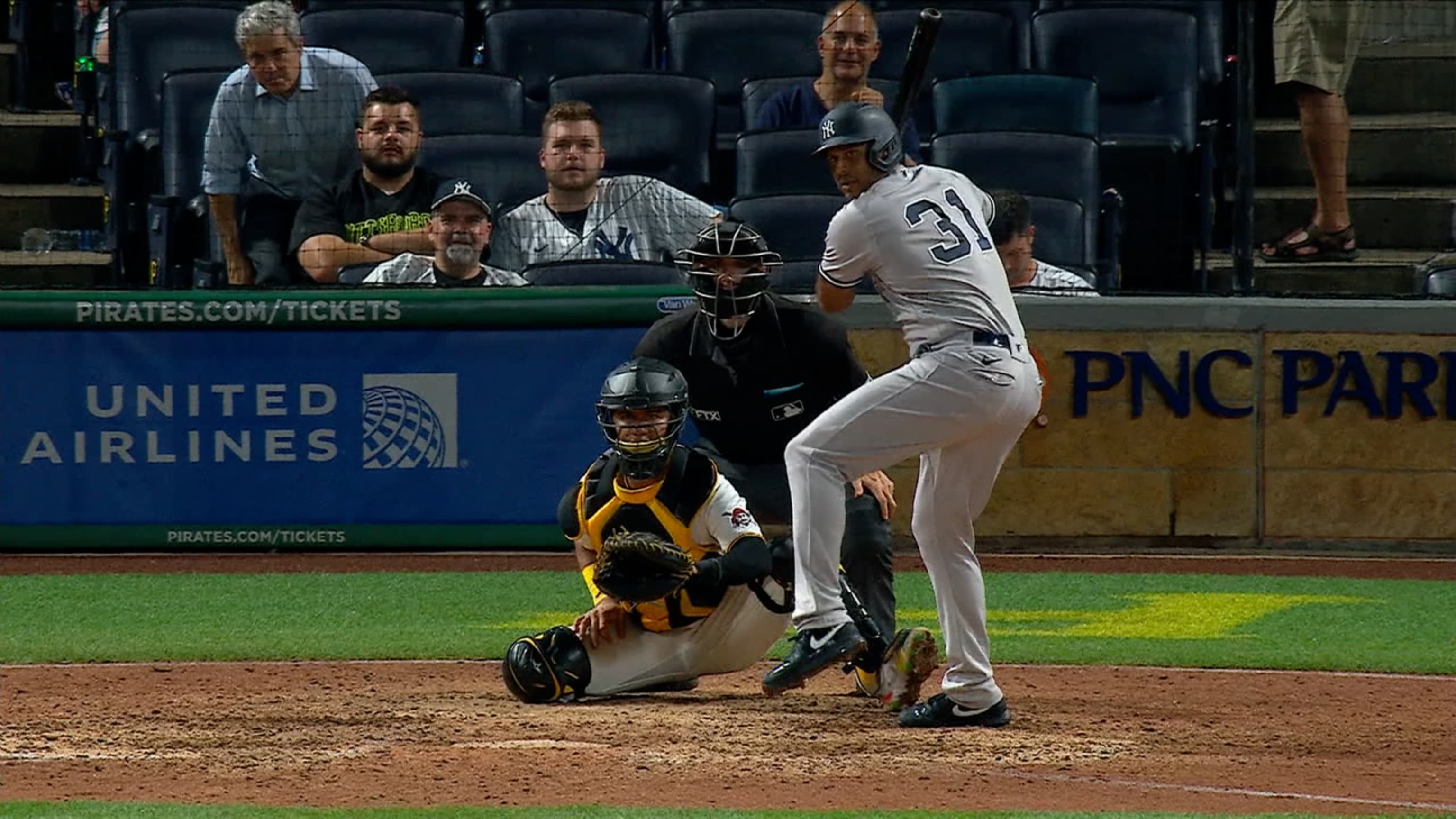 Aaron Hicks pega grand slam