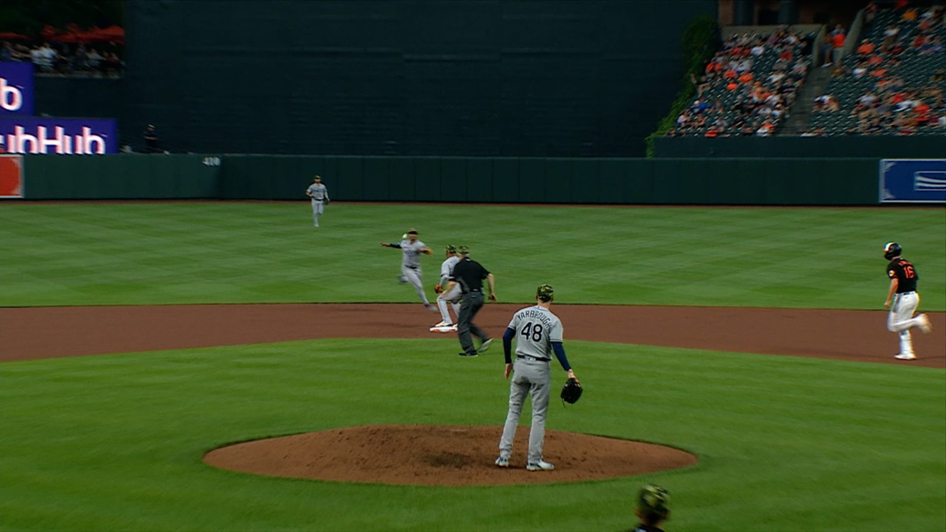 Wander Franco muestra el guante