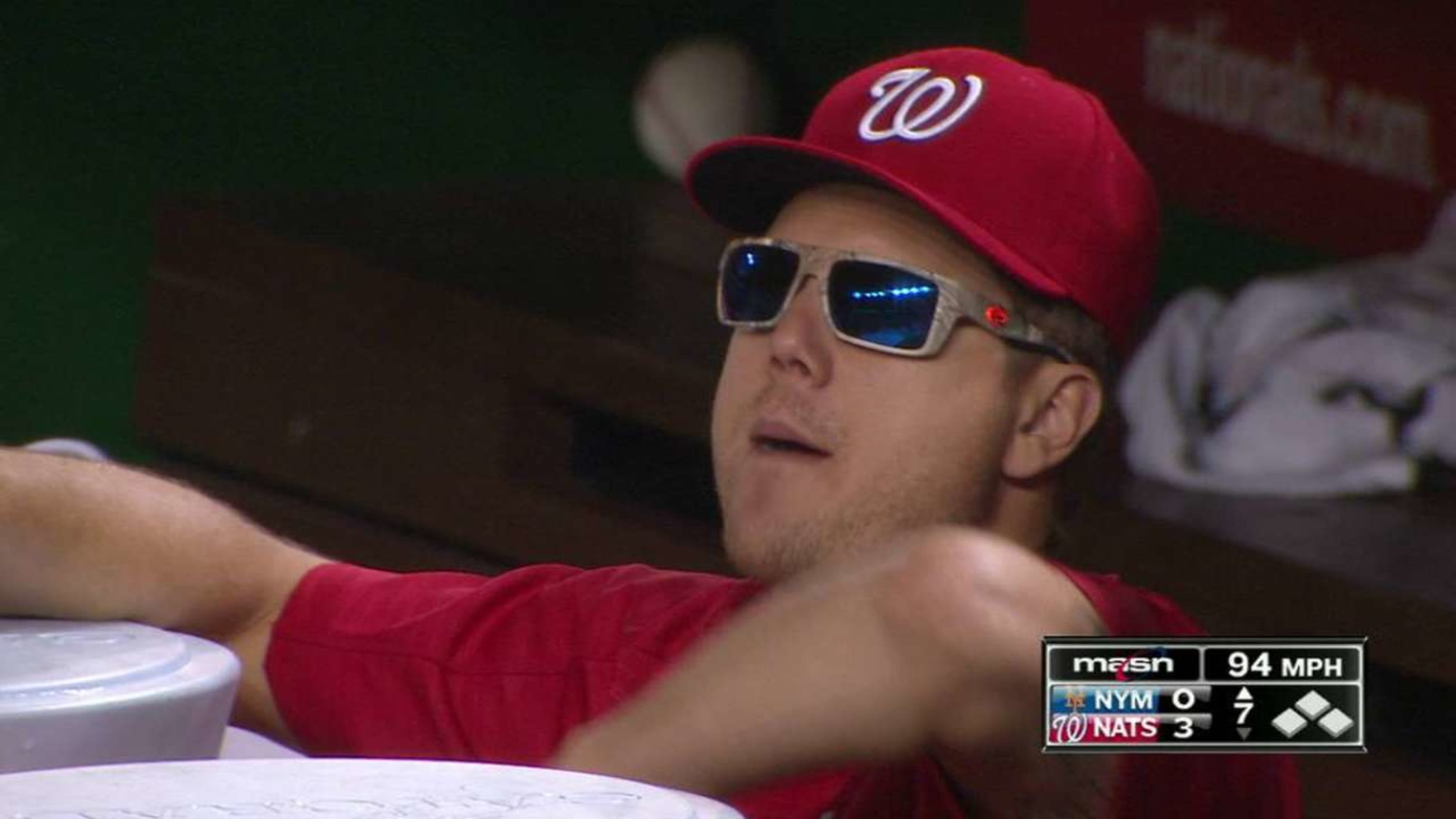Papelbon lleva sus gafas de sol en la noche