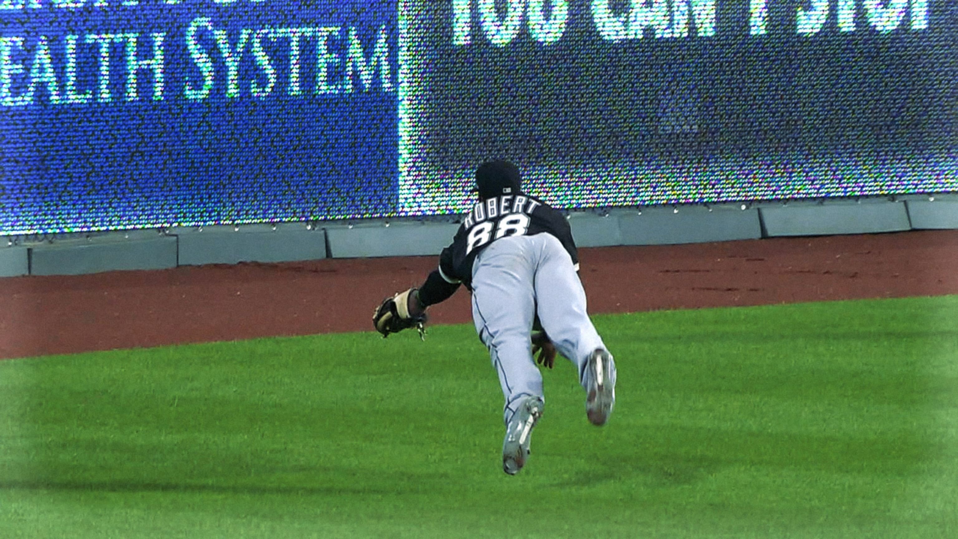 Luis Robert wins Gold Glove Award