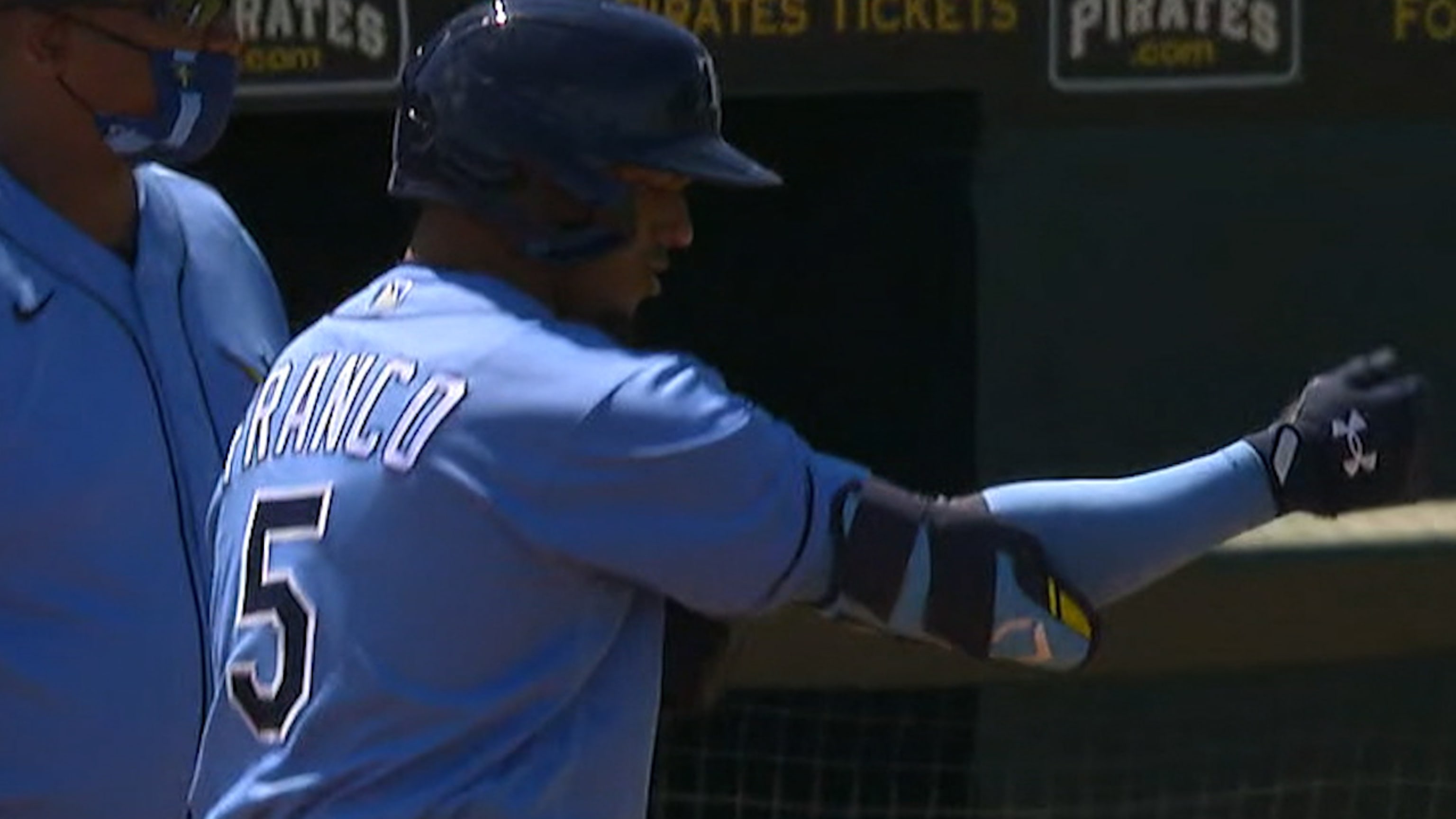 Wander Franco batea un hit