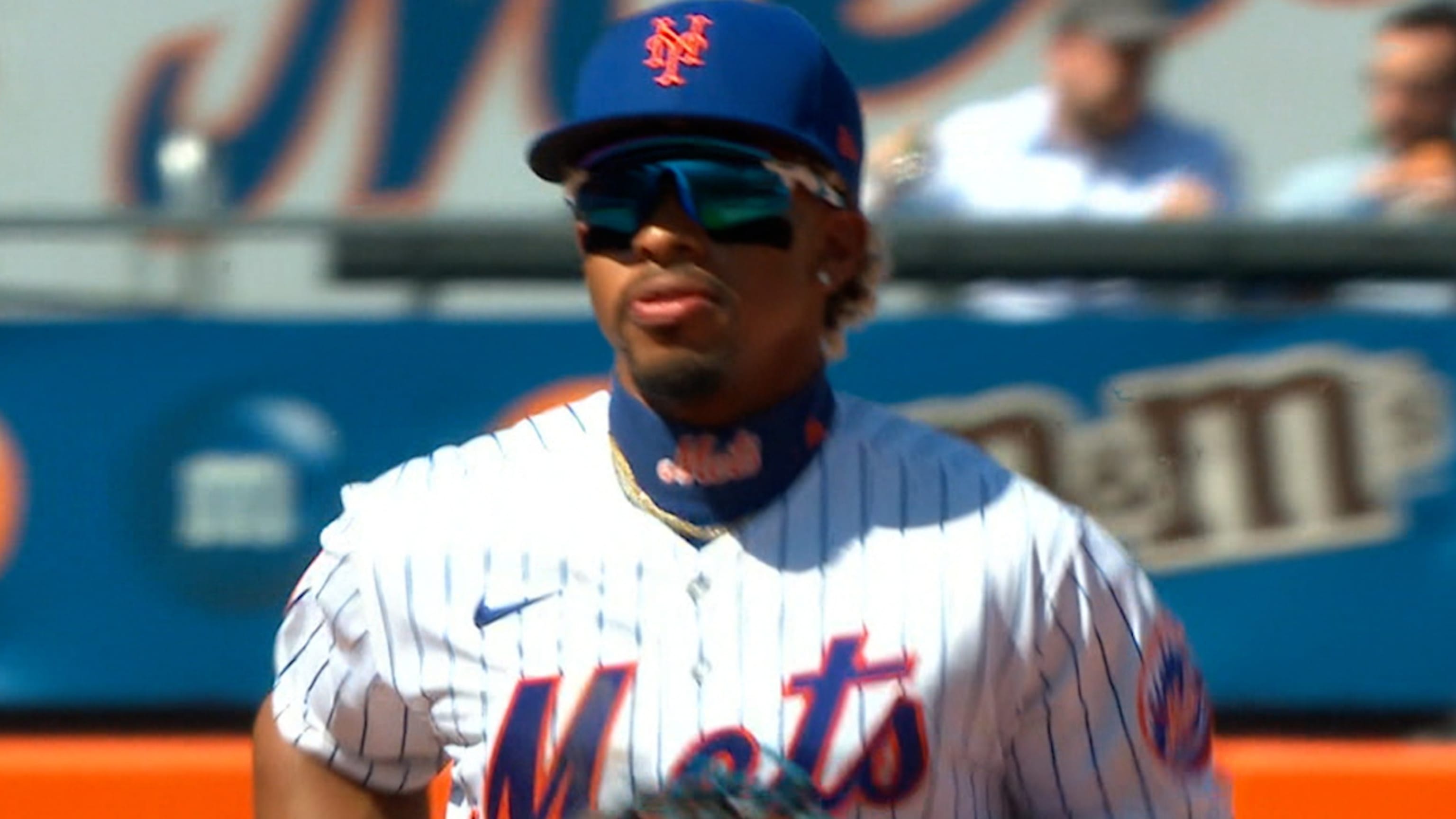 Francisco Lindor salta y atrapa