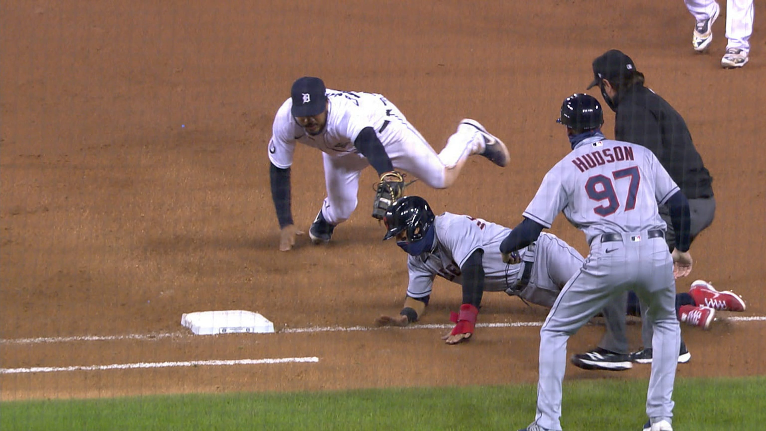 Candelario ejecuta doble play