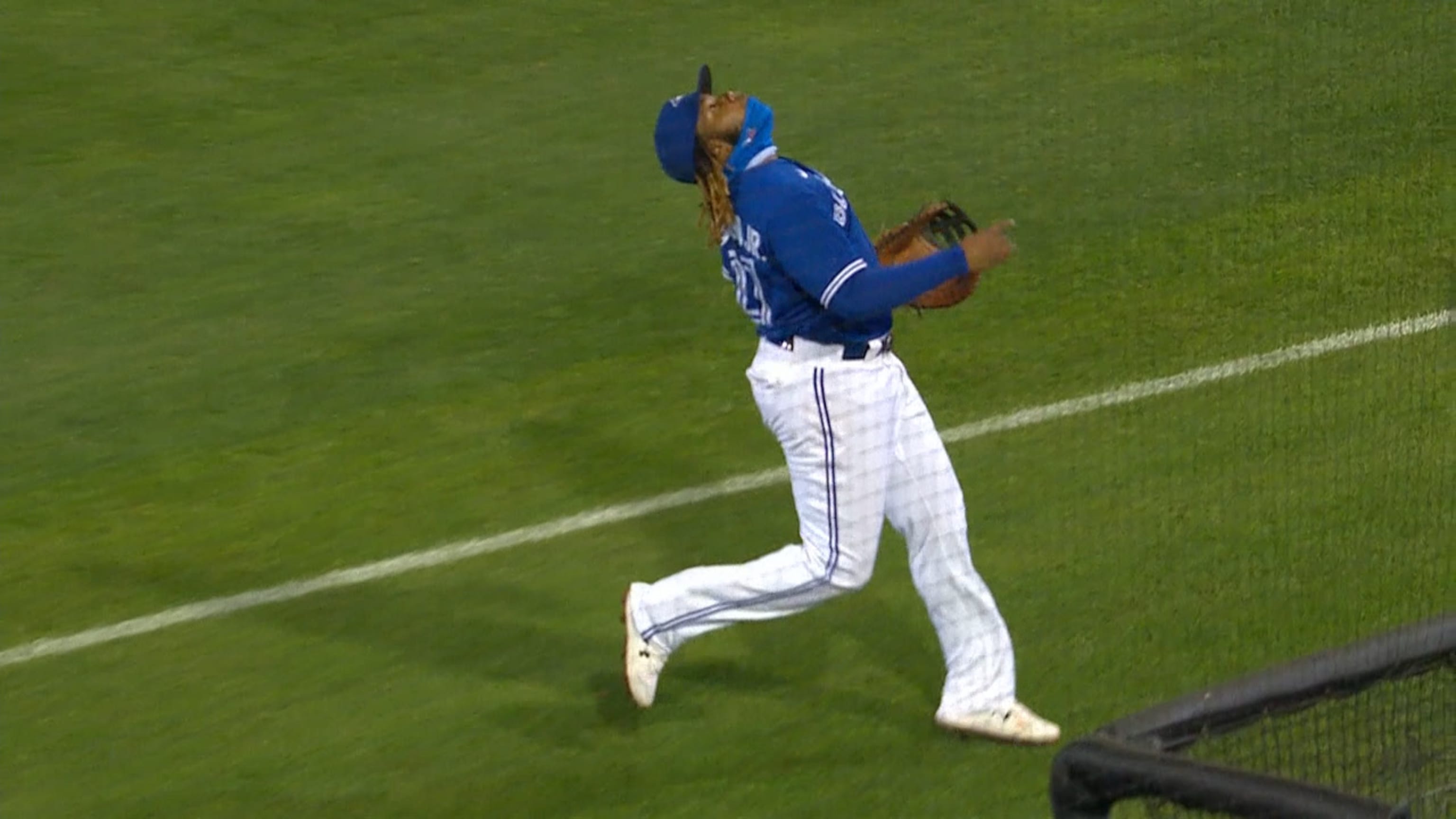 Vlad Jr. fildea por encima del hombro