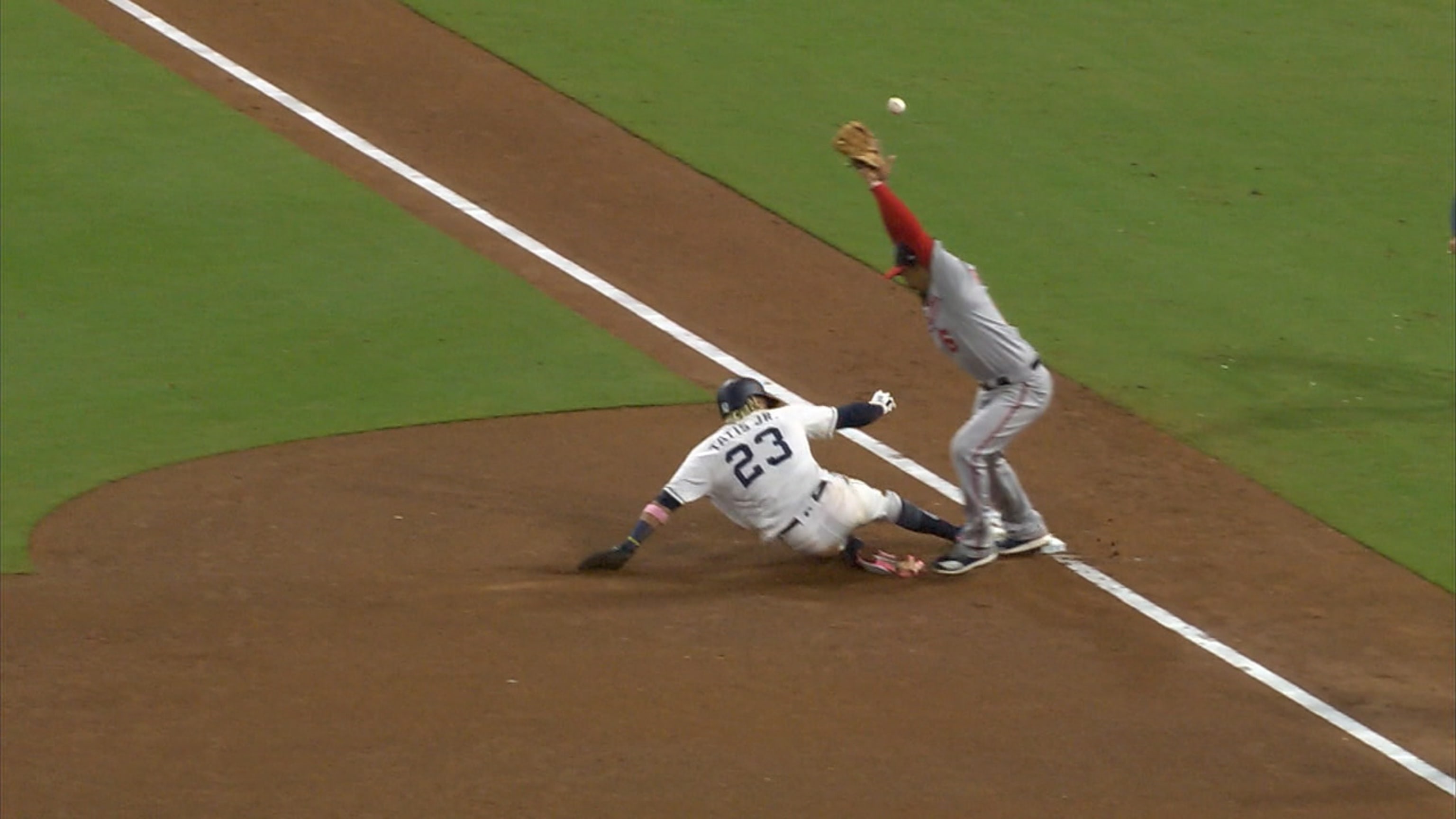 Padres score 2 on grounder, error