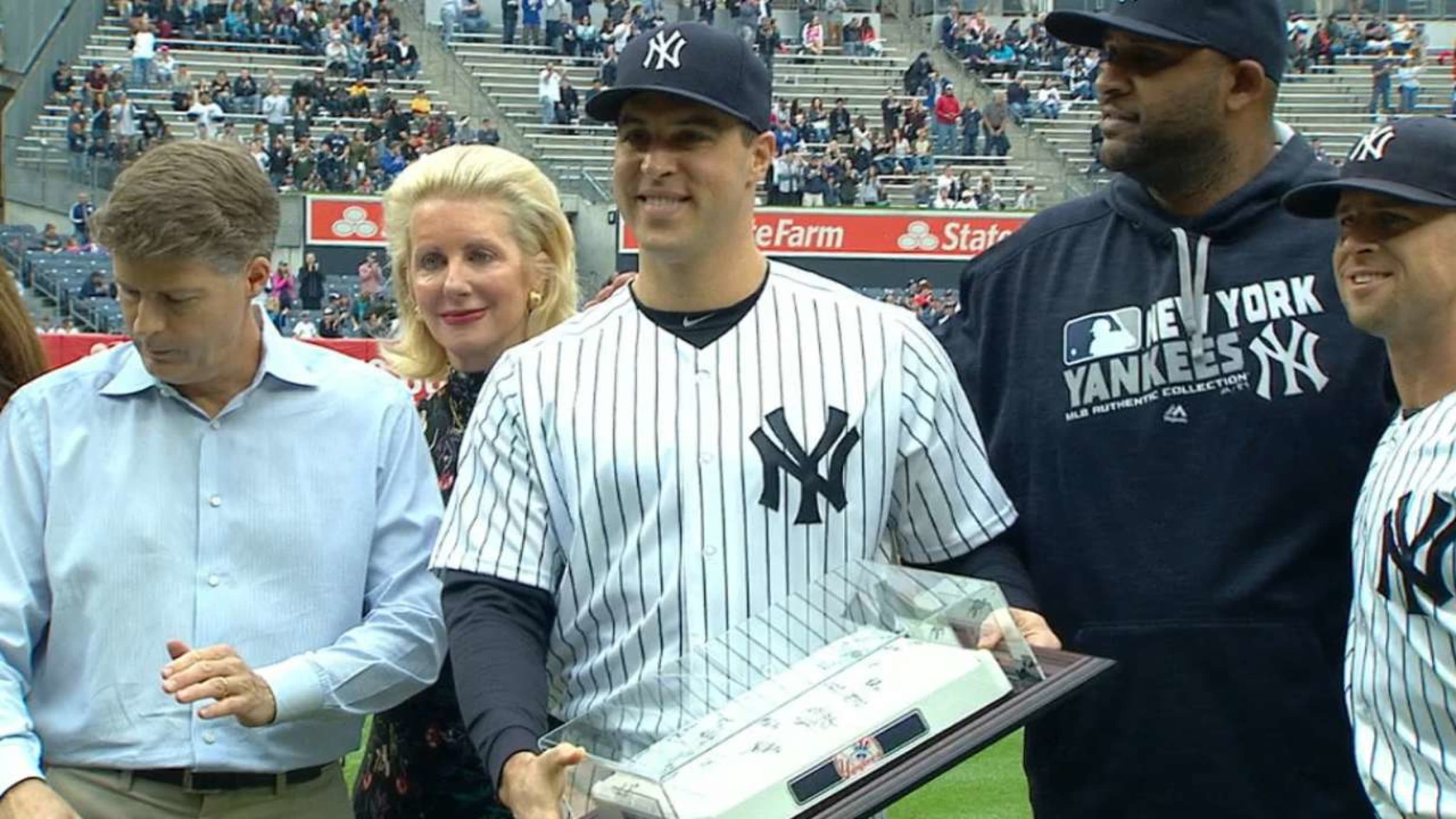 Retiring Mark Teixeira honored by Yankees before final game