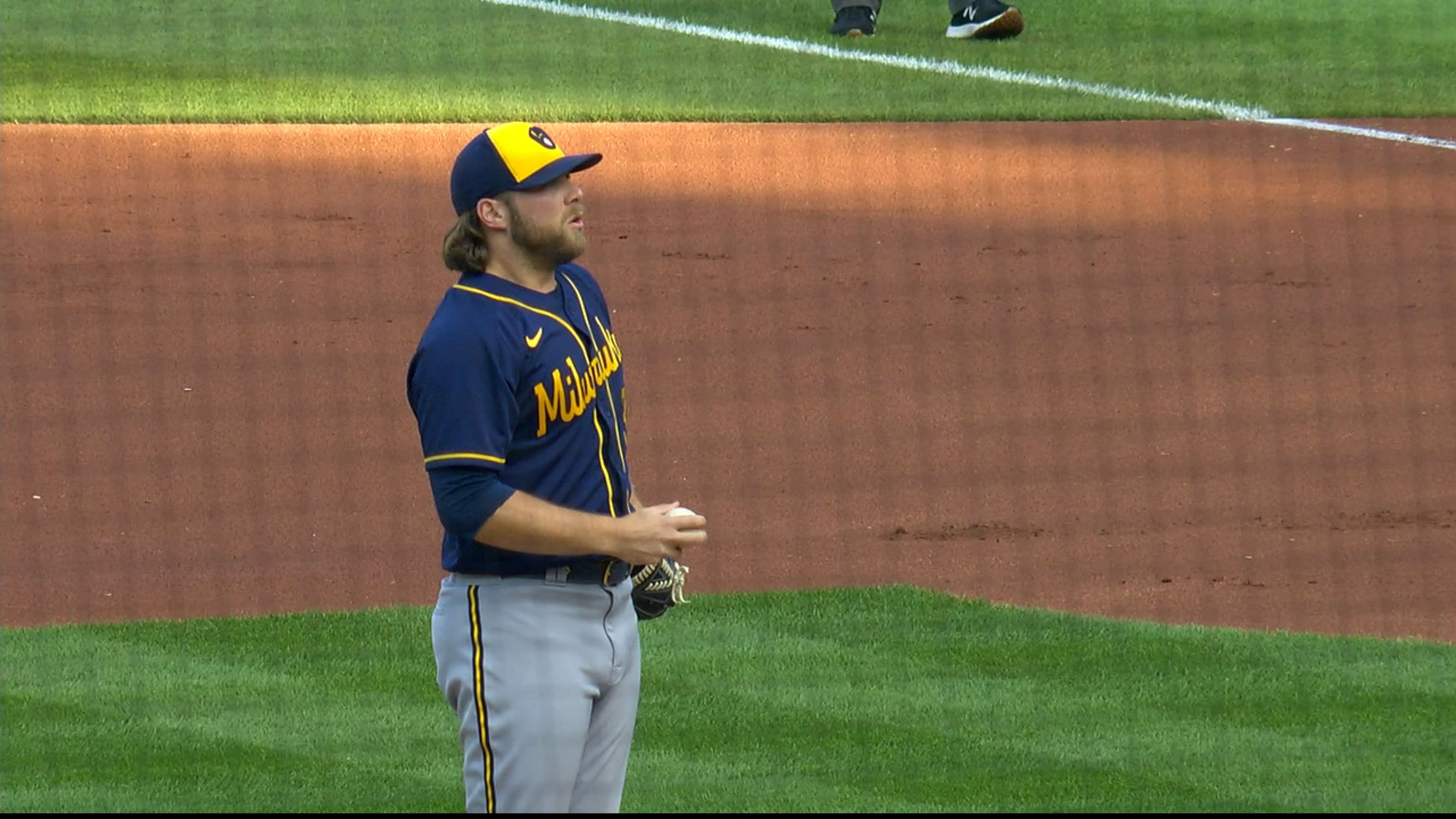 Corbin Burnes poncha a seis