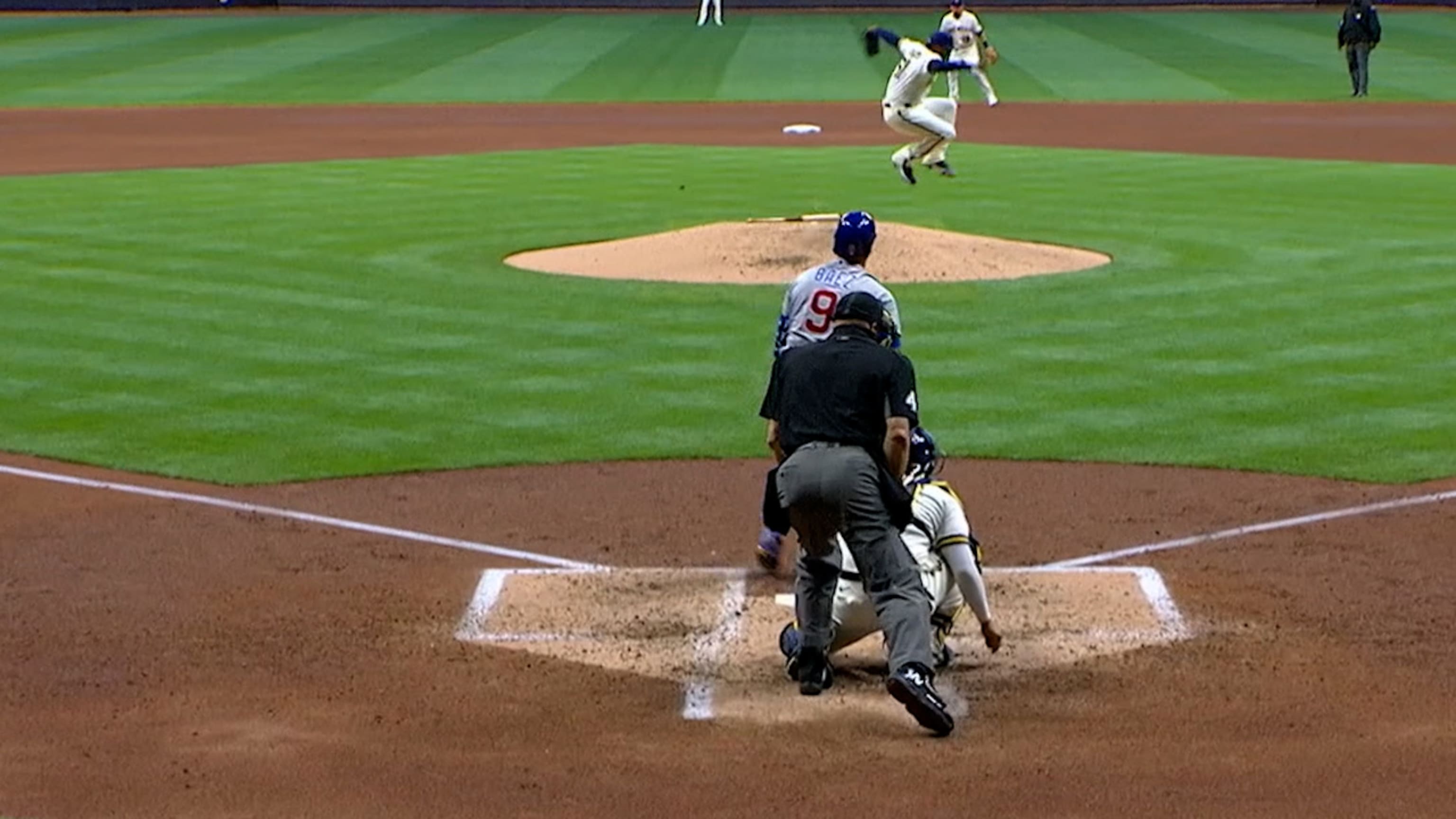 Freddy Peralta esquiva un bate