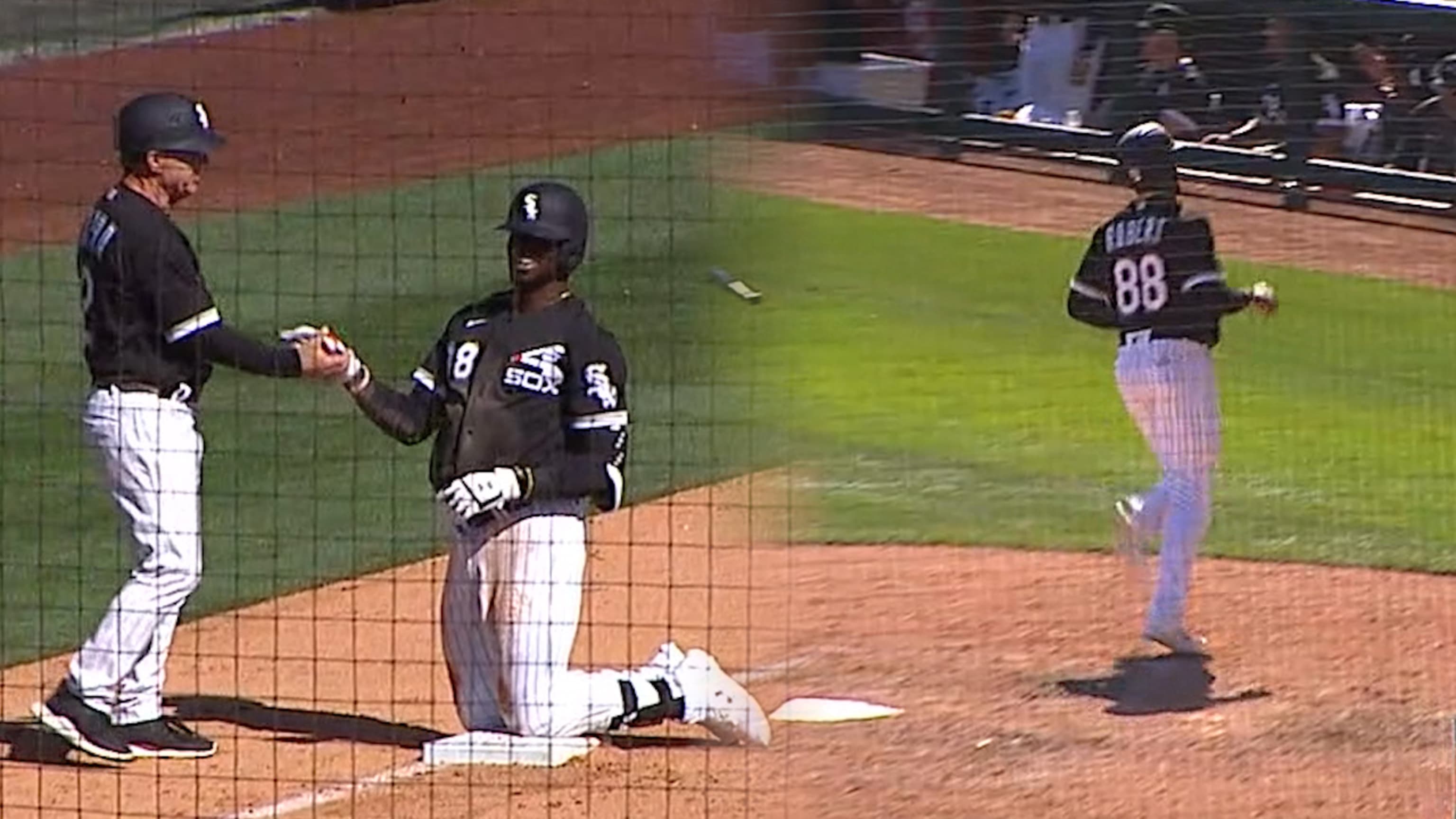 Luis Robert pega triple, luego anota