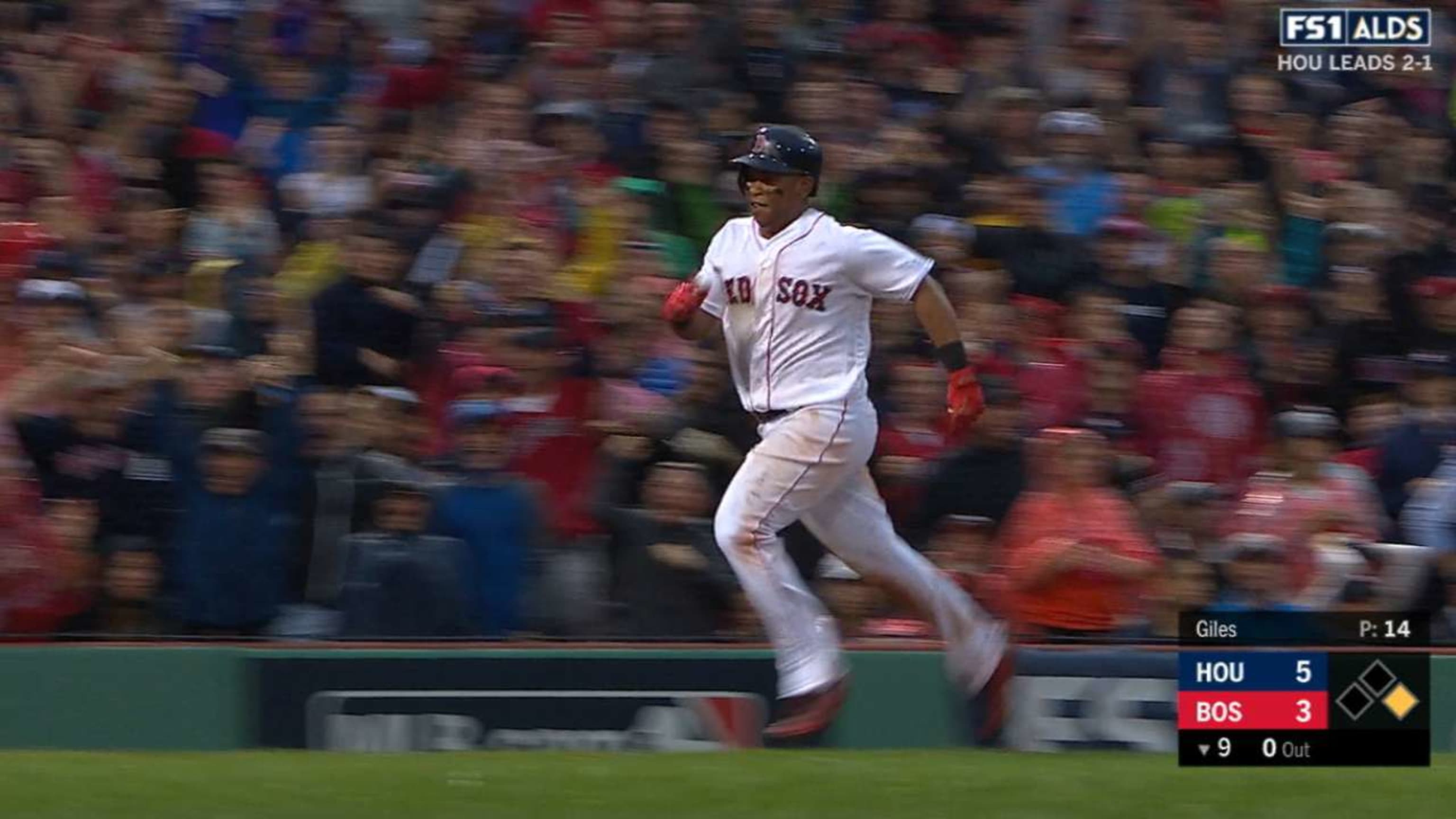 Devers conecta jonrón dentro del campo