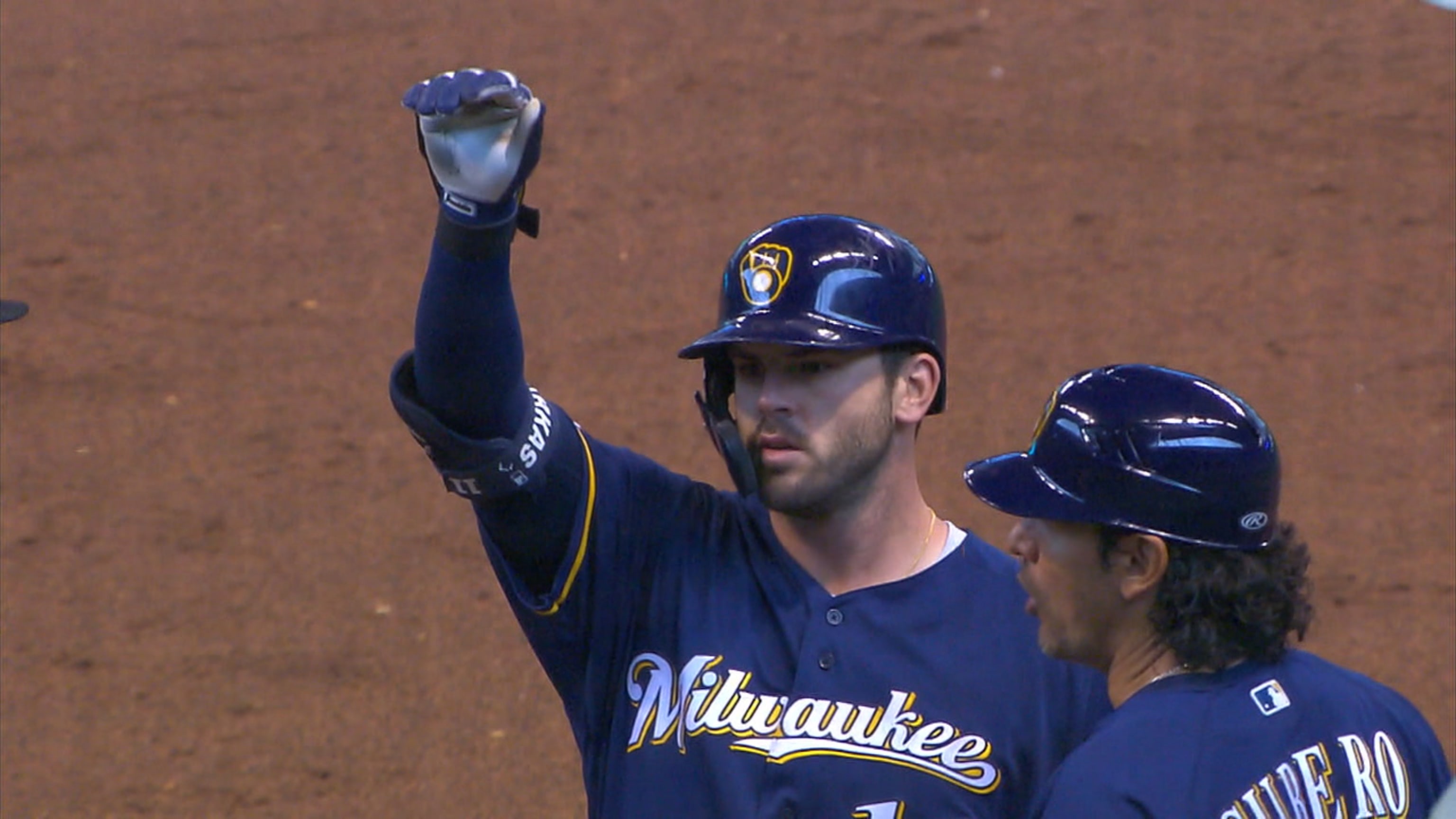 Moustakas helps Brewers reach NLCS 